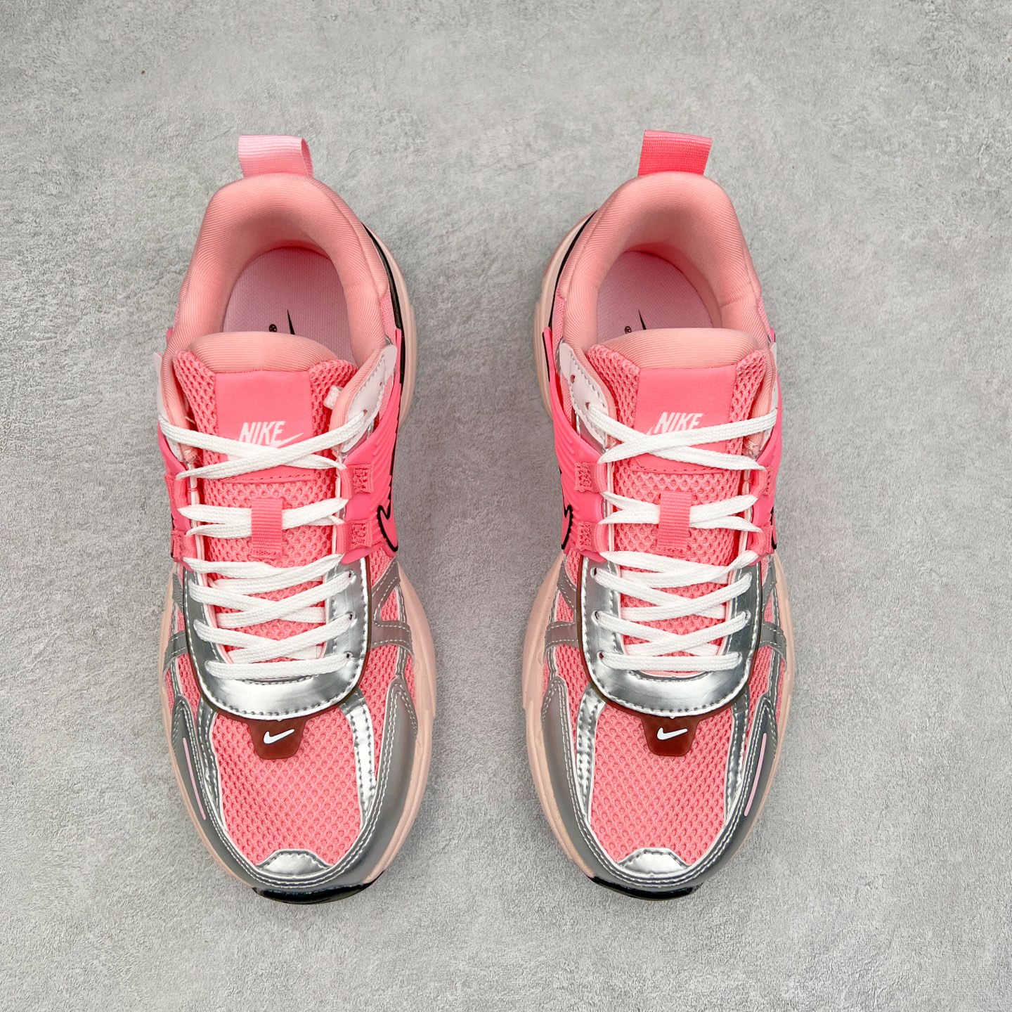 图片[2]-NK V2K Runtekk 减震防滑低帮 复古老爹鞋跑步鞋 FD0736-100 鞋款被命名为 Runtekk 设计上借鉴了 2000 年的跑鞋风格 配色上以金属银为主调 简练又有复古运动气质 材质上使用大面积网眼、皮革、TPU 组成 支撑和透气性肯定不错 中底处由 Cushlon 泡绵打造 保证在压马路时可以提供优秀脚感 并通过一手做旧氧化效果突出复古感 中底造型很容易让大家联想到巴黎世家3XL 增高效果同样不能忽视 尺码：36 36.5 37.5 38 38.5 39 40 40.5 41 42 42.5 43 44 44.5 45-选品中心