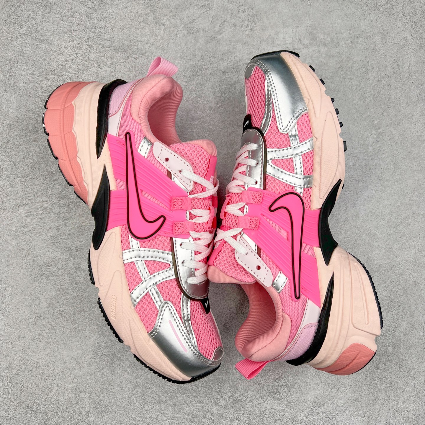 图片[3]-NK V2K Runtekk 减震防滑低帮 复古老爹鞋跑步鞋 FD0736-100 鞋款被命名为 Runtekk 设计上借鉴了 2000 年的跑鞋风格 配色上以金属银为主调 简练又有复古运动气质 材质上使用大面积网眼、皮革、TPU 组成 支撑和透气性肯定不错 中底处由 Cushlon 泡绵打造 保证在压马路时可以提供优秀脚感 并通过一手做旧氧化效果突出复古感 中底造型很容易让大家联想到巴黎世家3XL 增高效果同样不能忽视 尺码：36 36.5 37.5 38 38.5 39 40 40.5 41 42 42.5 43 44 44.5 45-选品中心