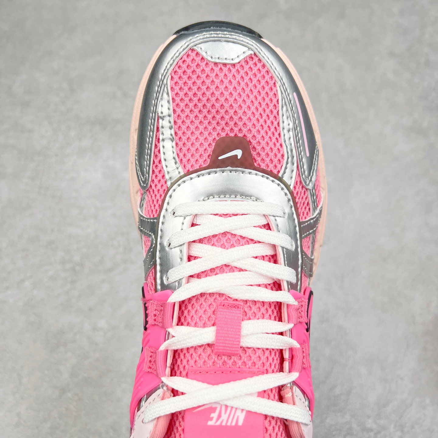 图片[4]-NK V2K Runtekk 减震防滑低帮 复古老爹鞋跑步鞋 FD0736-100 鞋款被命名为 Runtekk 设计上借鉴了 2000 年的跑鞋风格 配色上以金属银为主调 简练又有复古运动气质 材质上使用大面积网眼、皮革、TPU 组成 支撑和透气性肯定不错 中底处由 Cushlon 泡绵打造 保证在压马路时可以提供优秀脚感 并通过一手做旧氧化效果突出复古感 中底造型很容易让大家联想到巴黎世家3XL 增高效果同样不能忽视 尺码：36 36.5 37.5 38 38.5 39 40 40.5 41 42 42.5 43 44 44.5 45-选品中心