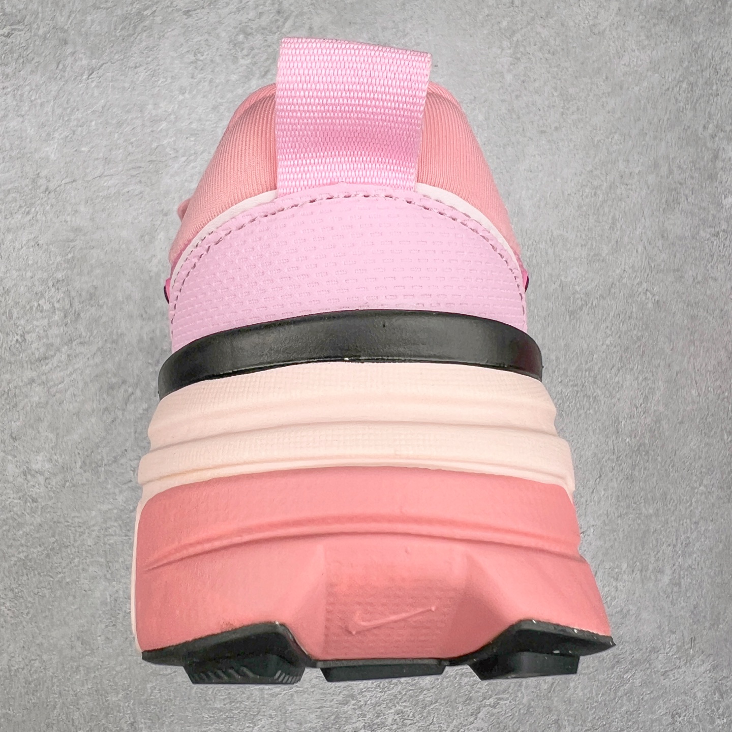 图片[8]-NK V2K Runtekk 减震防滑低帮 复古老爹鞋跑步鞋 FD0736-100 鞋款被命名为 Runtekk 设计上借鉴了 2000 年的跑鞋风格 配色上以金属银为主调 简练又有复古运动气质 材质上使用大面积网眼、皮革、TPU 组成 支撑和透气性肯定不错 中底处由 Cushlon 泡绵打造 保证在压马路时可以提供优秀脚感 并通过一手做旧氧化效果突出复古感 中底造型很容易让大家联想到巴黎世家3XL 增高效果同样不能忽视 尺码：36 36.5 37.5 38 38.5 39 40 40.5 41 42 42.5 43 44 44.5 45-选品中心