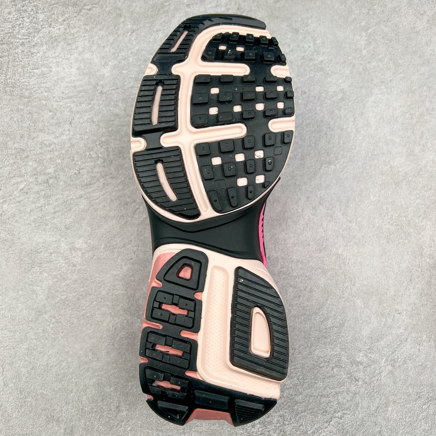 图片[9]-NK V2K Runtekk 减震防滑低帮 复古老爹鞋跑步鞋 FD0736-100 鞋款被命名为 Runtekk 设计上借鉴了 2000 年的跑鞋风格 配色上以金属银为主调 简练又有复古运动气质 材质上使用大面积网眼、皮革、TPU 组成 支撑和透气性肯定不错 中底处由 Cushlon 泡绵打造 保证在压马路时可以提供优秀脚感 并通过一手做旧氧化效果突出复古感 中底造型很容易让大家联想到巴黎世家3XL 增高效果同样不能忽视 尺码：36 36.5 37.5 38 38.5 39 40 40.5 41 42 42.5 43 44 44.5 45-选品中心