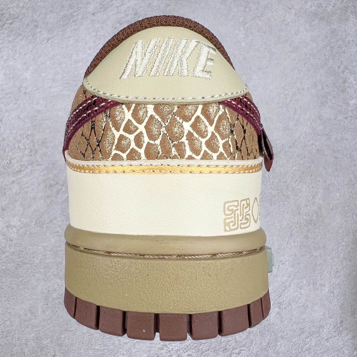 本地300 核心自减
NK Dunk Low 定制配色 DD1503-124 大厂出品 极力推荐 原装头层材料 独家版型蒸餾加工帶來的是更好的视觉和脚感体验大厂纯原品质出货 清洁度 电绣工艺 皮料切割干净无任何毛边 细节完美 实拍调校N版已经零色差零失真 百分百还原实物色彩所见即所得 不存在货不对板色差等低级问题 选购参考实物拍摄 不混卖不参货 只用心做好货严格选品 承诺混一赔十 SIZE：36 36.5 37.5 38 38.5 39 40 40.5 41 42 42.5 43 44 44.5 45
编码：9by3936020