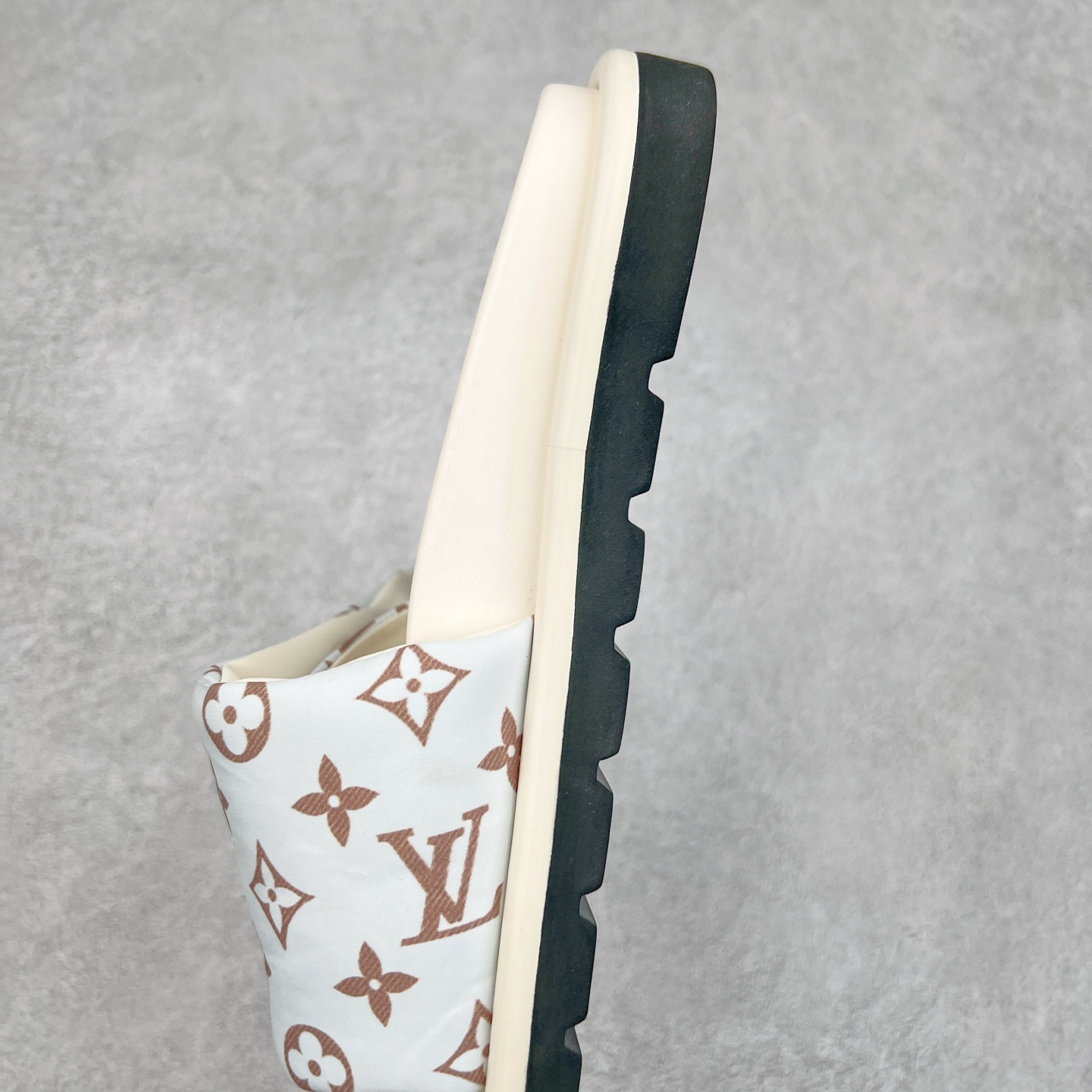 图片[7]-Louis Vuitton lv 2024专柜 春夏新款 最高限定专柜上新 LV情侣厚底魔术贴拖鞋明星同款 网红博主推荐 原版开模 代购版本 Lv 原版3D打印老花 内里海绵 水台4.5CM 原版私膜 真皮大底 全套专柜包装尺码：35 36 37 38 39 40 41 42 43 44-选品中心