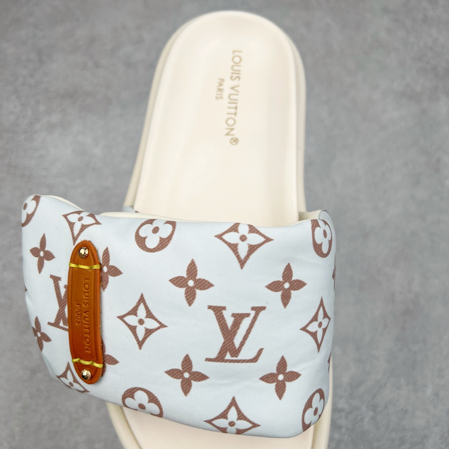 图片[5]-Louis Vuitton lv 2024专柜 春夏新款 最高限定专柜上新 LV情侣厚底魔术贴拖鞋明星同款 网红博主推荐 原版开模 代购版本 Lv 原版3D打印老花 内里海绵 水台4.5CM 原版私膜 真皮大底 全套专柜包装尺码：35 36 37 38 39 40 41 42 43 44-选品中心