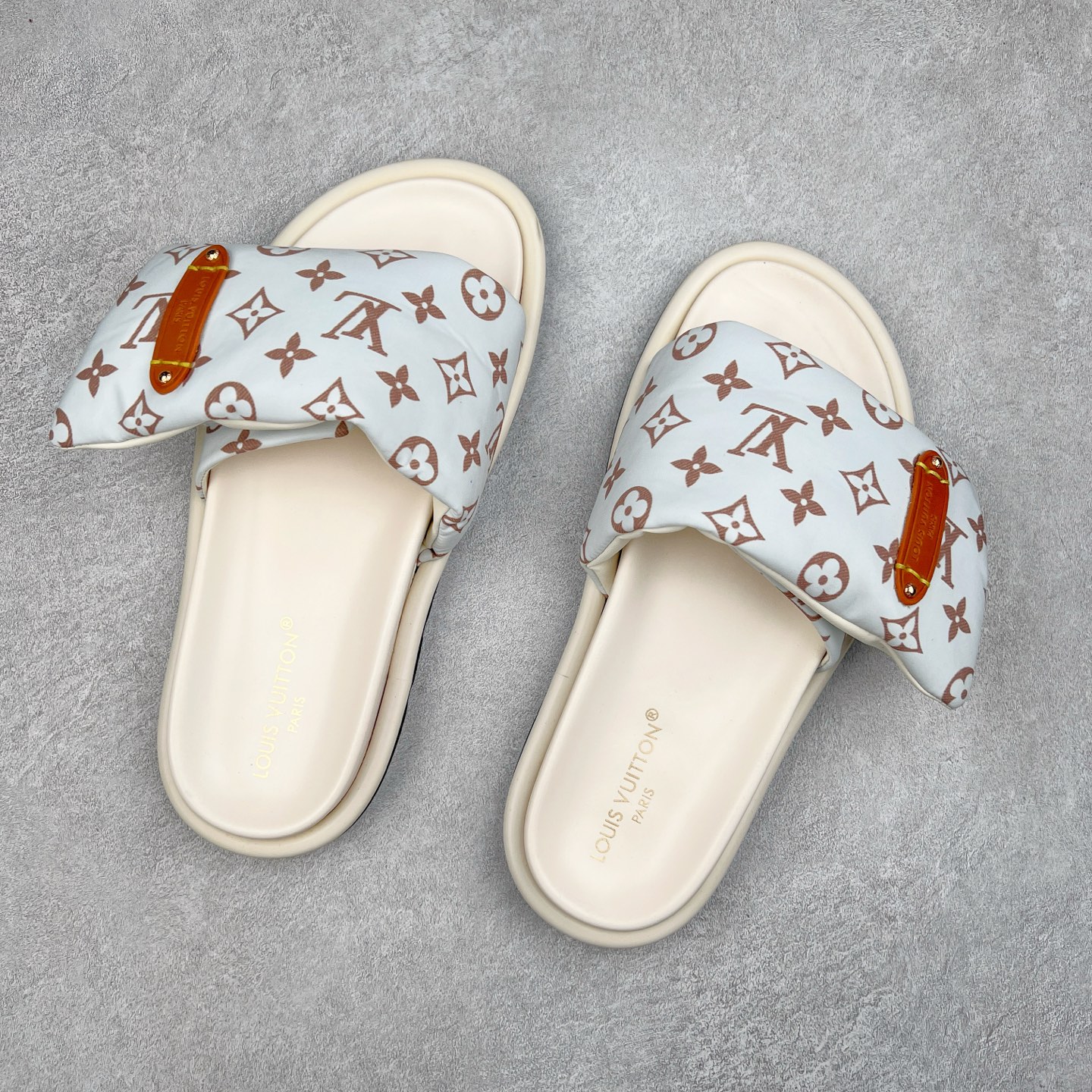 图片[3]-Louis Vuitton lv 2024专柜 春夏新款 最高限定专柜上新 LV情侣厚底魔术贴拖鞋明星同款 网红博主推荐 原版开模 代购版本 Lv 原版3D打印老花 内里海绵 水台4.5CM 原版私膜 真皮大底 全套专柜包装尺码：35 36 37 38 39 40 41 42 43 44-选品中心