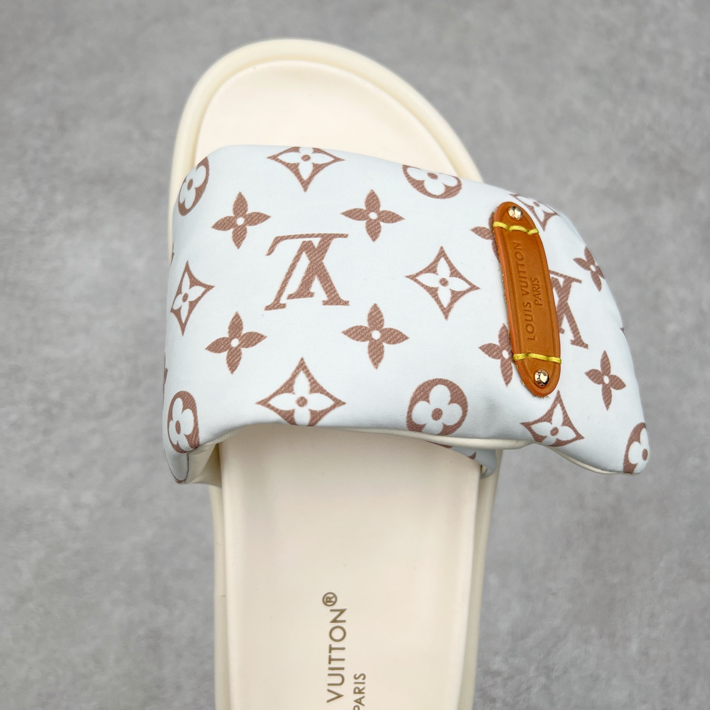 图片[4]-Louis Vuitton lv 2024专柜 春夏新款 最高限定专柜上新 LV情侣厚底魔术贴拖鞋明星同款 网红博主推荐 原版开模 代购版本 Lv 原版3D打印老花 内里海绵 水台4.5CM 原版私膜 真皮大底 全套专柜包装尺码：35 36 37 38 39 40 41 42 43 44-选品中心