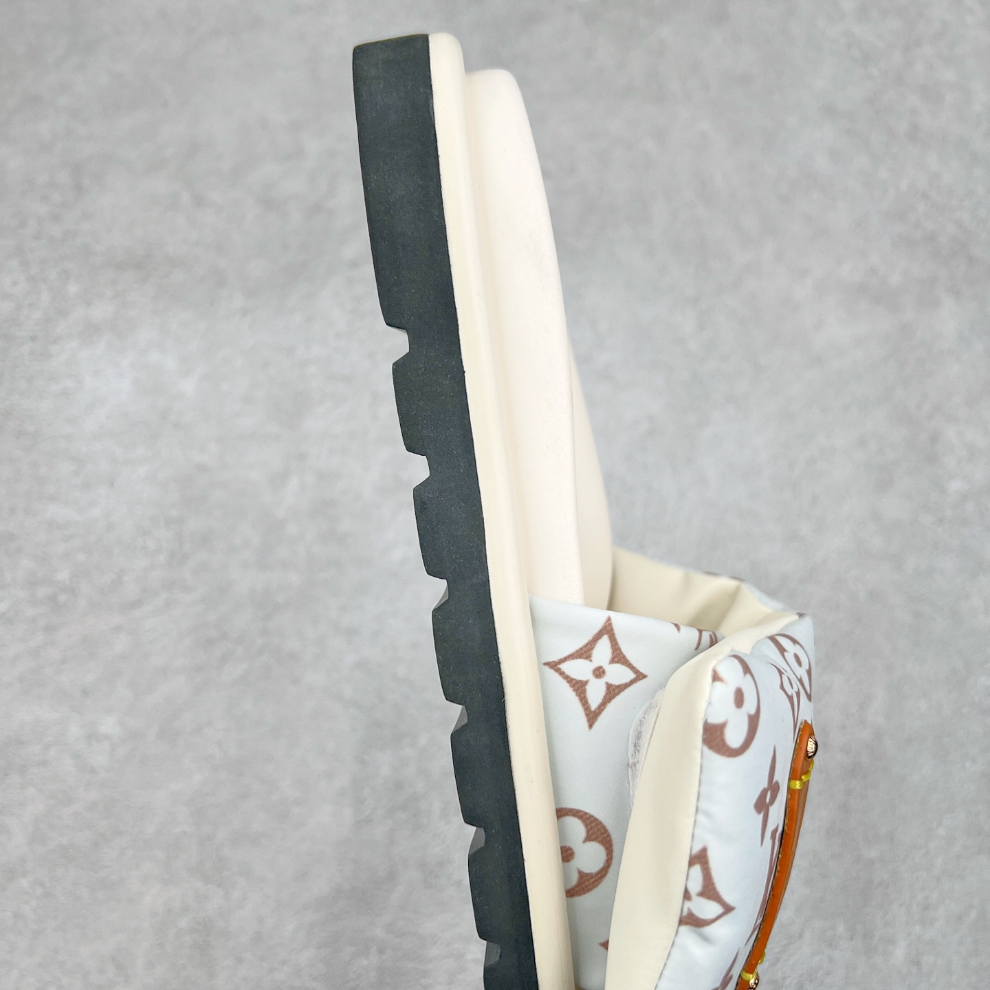 图片[6]-Louis Vuitton lv 2024专柜 春夏新款 最高限定专柜上新 LV情侣厚底魔术贴拖鞋明星同款 网红博主推荐 原版开模 代购版本 Lv 原版3D打印老花 内里海绵 水台4.5CM 原版私膜 真皮大底 全套专柜包装尺码：35 36 37 38 39 40 41 42 43 44-选品中心