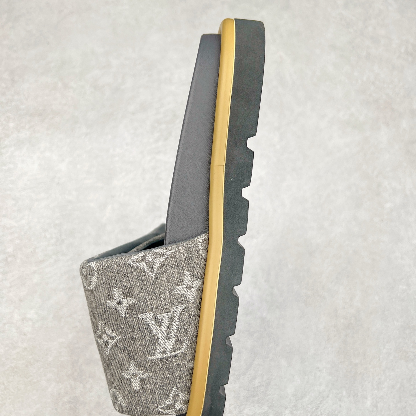 图片[7]-Louis Vuitton lv 2024专柜 春夏新款 最高限定专柜上新 LV情侣厚底魔术贴拖鞋明星同款 网红博主推荐 原版开模 代购版本 Lv 原版3D打印老花 内里海绵 水台4.5CM 原版私膜 真皮大底 全套专柜包装尺码：35 36 37 38 39 40 41 42 43 44-选品中心