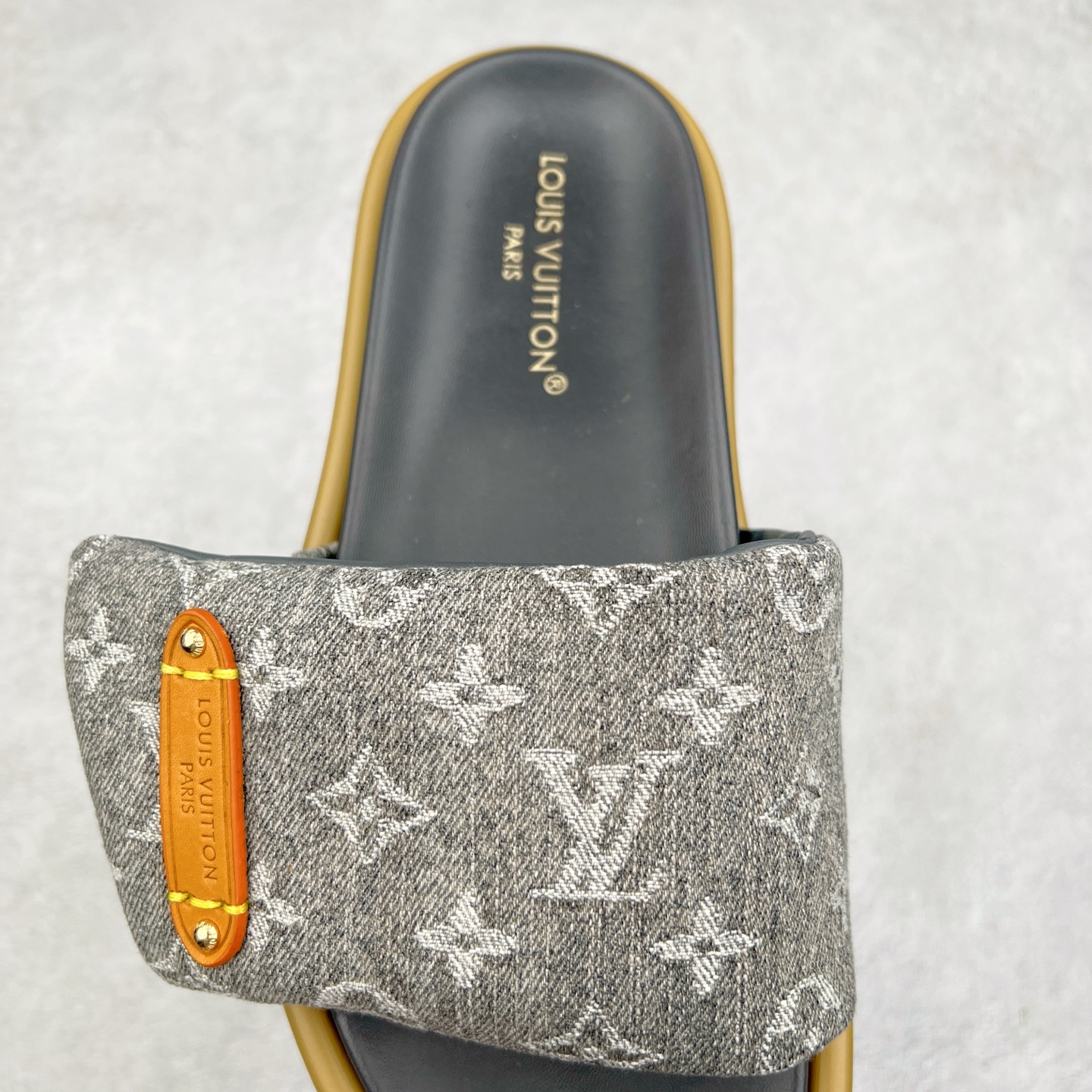 图片[5]-Louis Vuitton lv 2024专柜 春夏新款 最高限定专柜上新 LV情侣厚底魔术贴拖鞋明星同款 网红博主推荐 原版开模 代购版本 Lv 原版3D打印老花 内里海绵 水台4.5CM 原版私膜 真皮大底 全套专柜包装尺码：35 36 37 38 39 40 41 42 43 44-选品中心