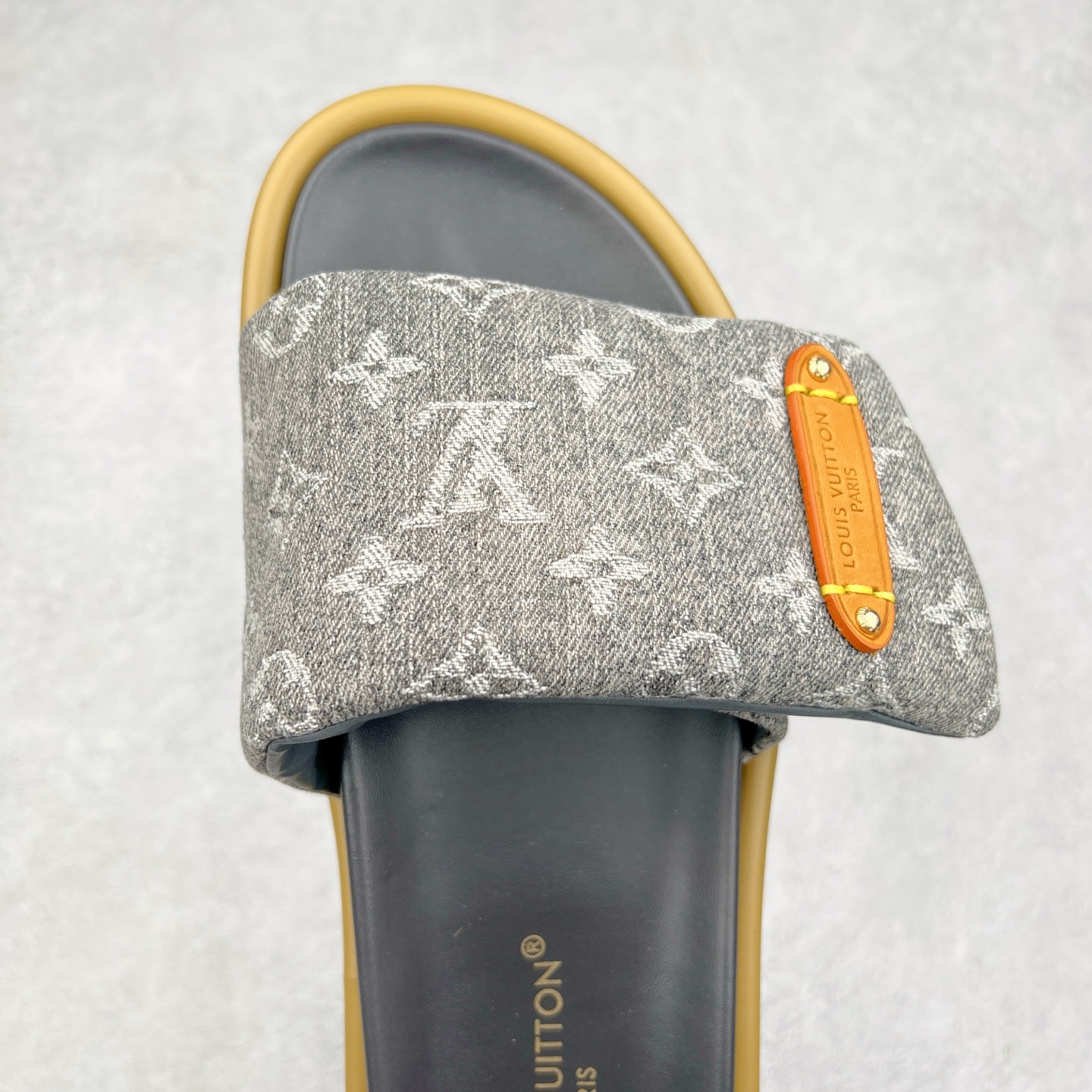 图片[4]-Louis Vuitton lv 2024专柜 春夏新款 最高限定专柜上新 LV情侣厚底魔术贴拖鞋明星同款 网红博主推荐 原版开模 代购版本 Lv 原版3D打印老花 内里海绵 水台4.5CM 原版私膜 真皮大底 全套专柜包装尺码：35 36 37 38 39 40 41 42 43 44-选品中心