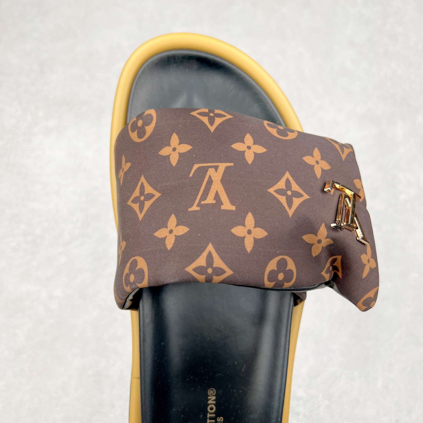 图片[4]-Louis Vuitton lv 2024专柜 春夏新款 最高限定专柜上新 LV情侣厚底魔术贴拖鞋明星同款 网红博主推荐 原版开模 代购版本 Lv 原版3D打印老花 内里海绵 水台4.5CM 原版私膜 真皮大底 全套专柜包装尺码：35 36 37 38 39 40 41 42 43 44-选品中心