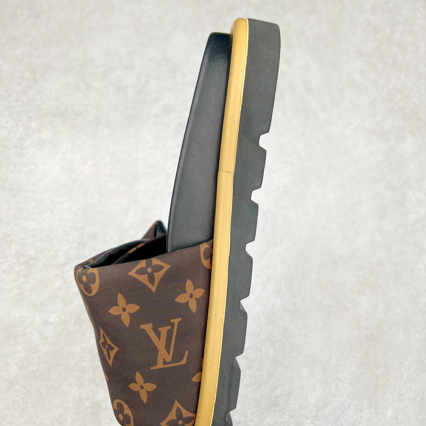 图片[7]-Louis Vuitton lv 2024专柜 春夏新款 最高限定专柜上新 LV情侣厚底魔术贴拖鞋明星同款 网红博主推荐 原版开模 代购版本 Lv 原版3D打印老花 内里海绵 水台4.5CM 原版私膜 真皮大底 全套专柜包装尺码：35 36 37 38 39 40 41 42 43 44-选品中心