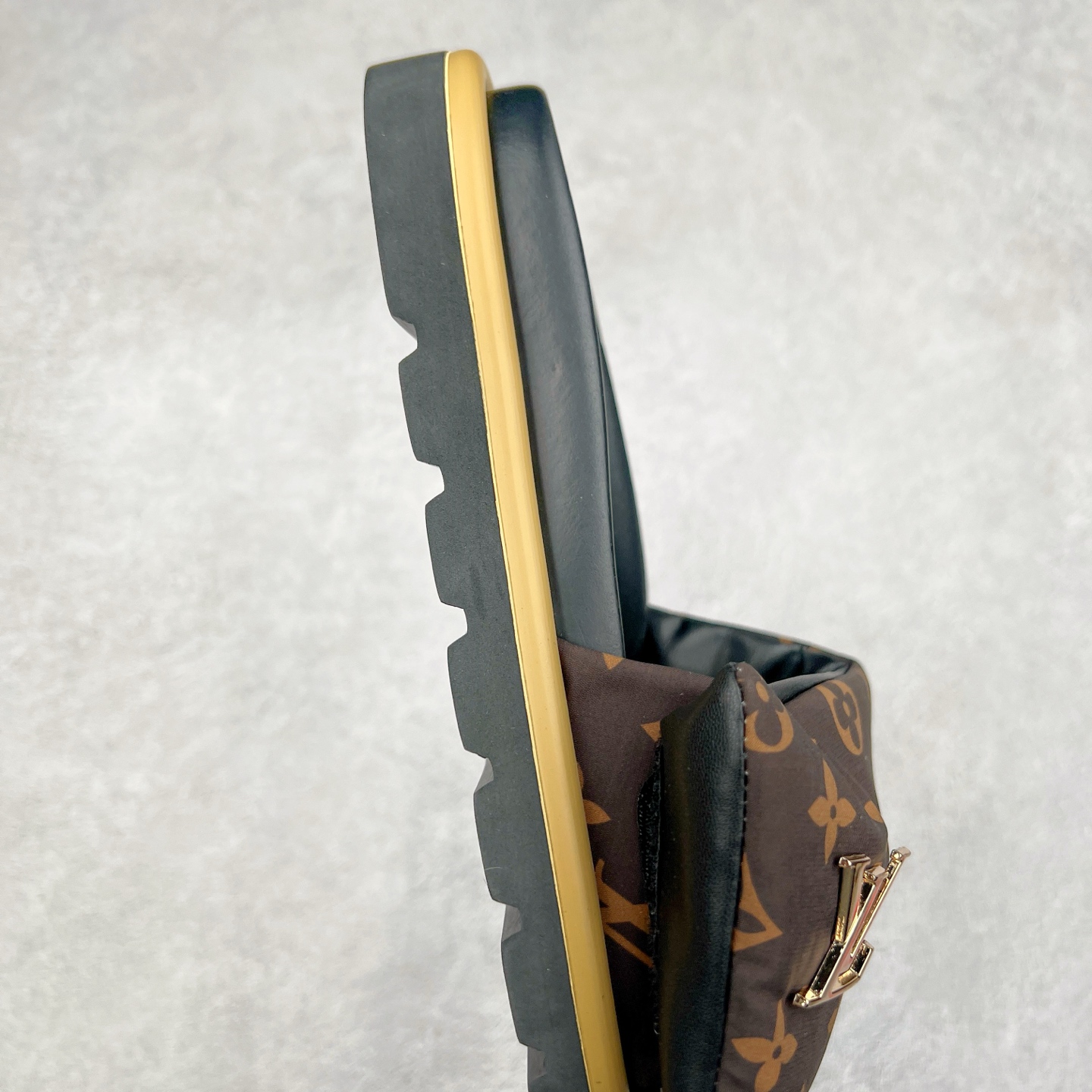 图片[6]-Louis Vuitton lv 2024专柜 春夏新款 最高限定专柜上新 LV情侣厚底魔术贴拖鞋明星同款 网红博主推荐 原版开模 代购版本 Lv 原版3D打印老花 内里海绵 水台4.5CM 原版私膜 真皮大底 全套专柜包装尺码：35 36 37 38 39 40 41 42 43 44-选品中心