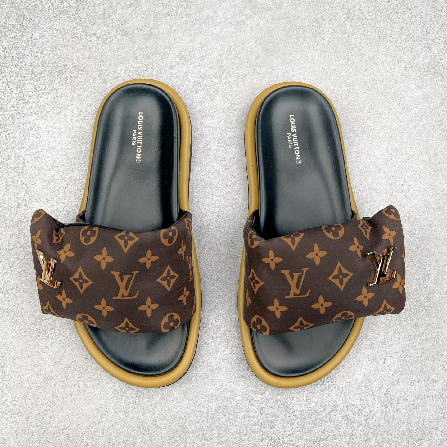 图片[2]-Louis Vuitton lv 2024专柜 春夏新款 最高限定专柜上新 LV情侣厚底魔术贴拖鞋明星同款 网红博主推荐 原版开模 代购版本 Lv 原版3D打印老花 内里海绵 水台4.5CM 原版私膜 真皮大底 全套专柜包装尺码：35 36 37 38 39 40 41 42 43 44-选品中心