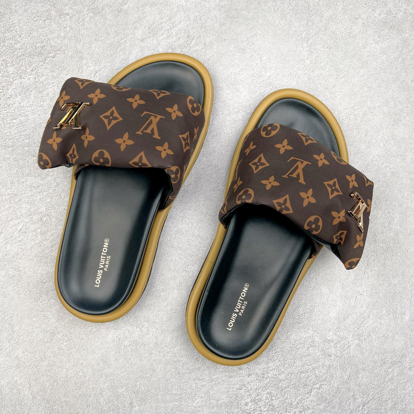 图片[3]-Louis Vuitton lv 2024专柜 春夏新款 最高限定专柜上新 LV情侣厚底魔术贴拖鞋明星同款 网红博主推荐 原版开模 代购版本 Lv 原版3D打印老花 内里海绵 水台4.5CM 原版私膜 真皮大底 全套专柜包装尺码：35 36 37 38 39 40 41 42 43 44-选品中心