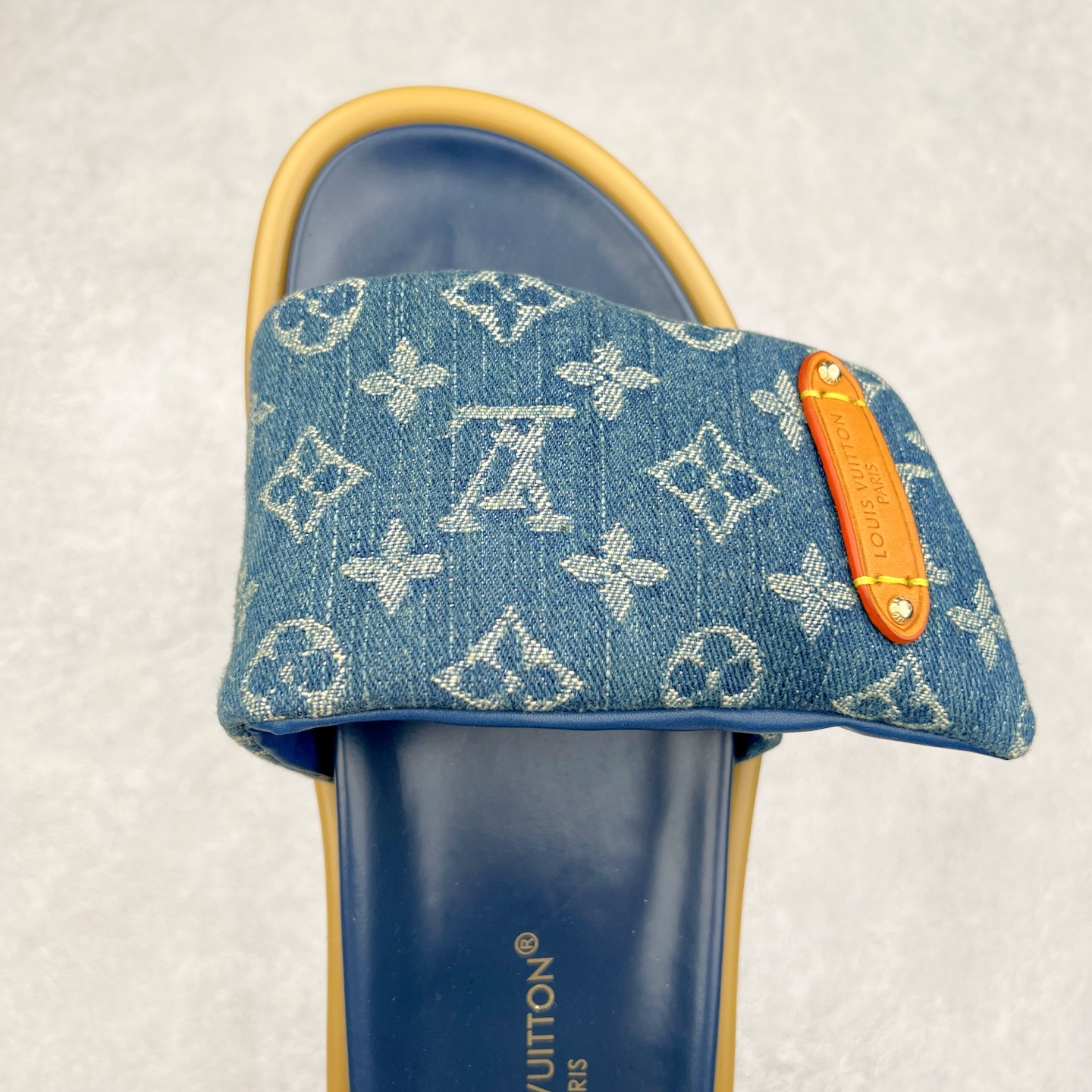 图片[4]-Louis Vuitton lv 2024专柜 春夏新款 最高限定专柜上新 LV情侣厚底魔术贴拖鞋明星同款 网红博主推荐 原版开模 代购版本 Lv 原版3D打印老花 内里海绵 水台4.5CM 原版私膜 真皮大底 全套专柜包装尺码：35 36 37 38 39 40 41 42 43 44-选品中心