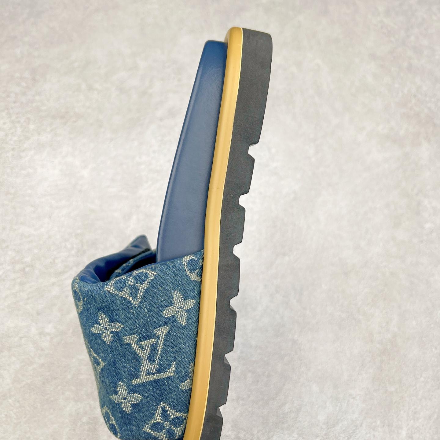 图片[7]-Louis Vuitton lv 2024专柜 春夏新款 最高限定专柜上新 LV情侣厚底魔术贴拖鞋明星同款 网红博主推荐 原版开模 代购版本 Lv 原版3D打印老花 内里海绵 水台4.5CM 原版私膜 真皮大底 全套专柜包装尺码：35 36 37 38 39 40 41 42 43 44-选品中心