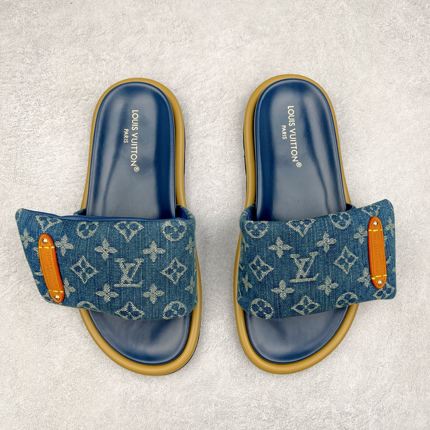 图片[2]-Louis Vuitton lv 2024专柜 春夏新款 最高限定专柜上新 LV情侣厚底魔术贴拖鞋明星同款 网红博主推荐 原版开模 代购版本 Lv 原版3D打印老花 内里海绵 水台4.5CM 原版私膜 真皮大底 全套专柜包装尺码：35 36 37 38 39 40 41 42 43 44-选品中心