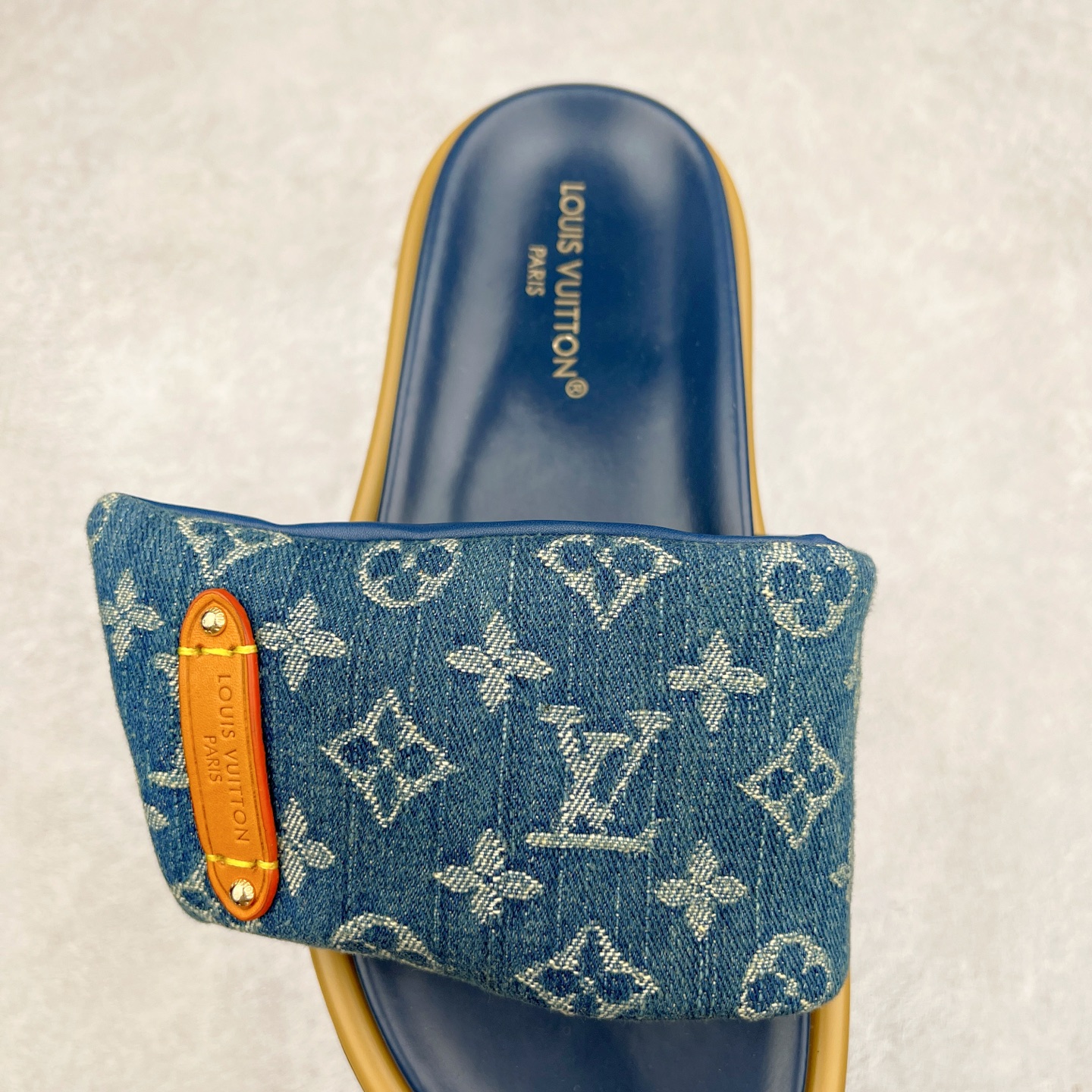 图片[5]-Louis Vuitton lv 2024专柜 春夏新款 最高限定专柜上新 LV情侣厚底魔术贴拖鞋明星同款 网红博主推荐 原版开模 代购版本 Lv 原版3D打印老花 内里海绵 水台4.5CM 原版私膜 真皮大底 全套专柜包装尺码：35 36 37 38 39 40 41 42 43 44-选品中心