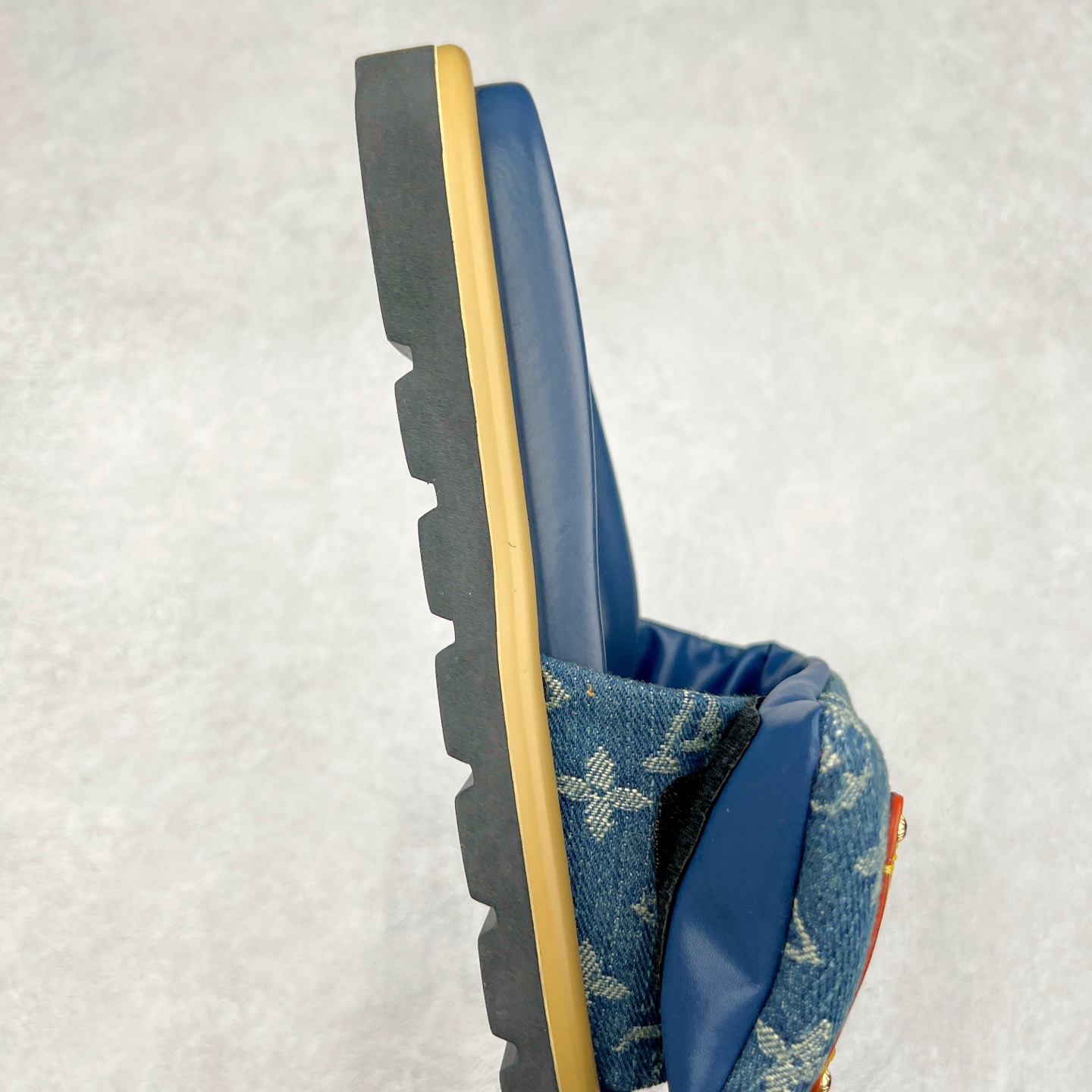 图片[6]-Louis Vuitton lv 2024专柜 春夏新款 最高限定专柜上新 LV情侣厚底魔术贴拖鞋明星同款 网红博主推荐 原版开模 代购版本 Lv 原版3D打印老花 内里海绵 水台4.5CM 原版私膜 真皮大底 全套专柜包装尺码：35 36 37 38 39 40 41 42 43 44-选品中心