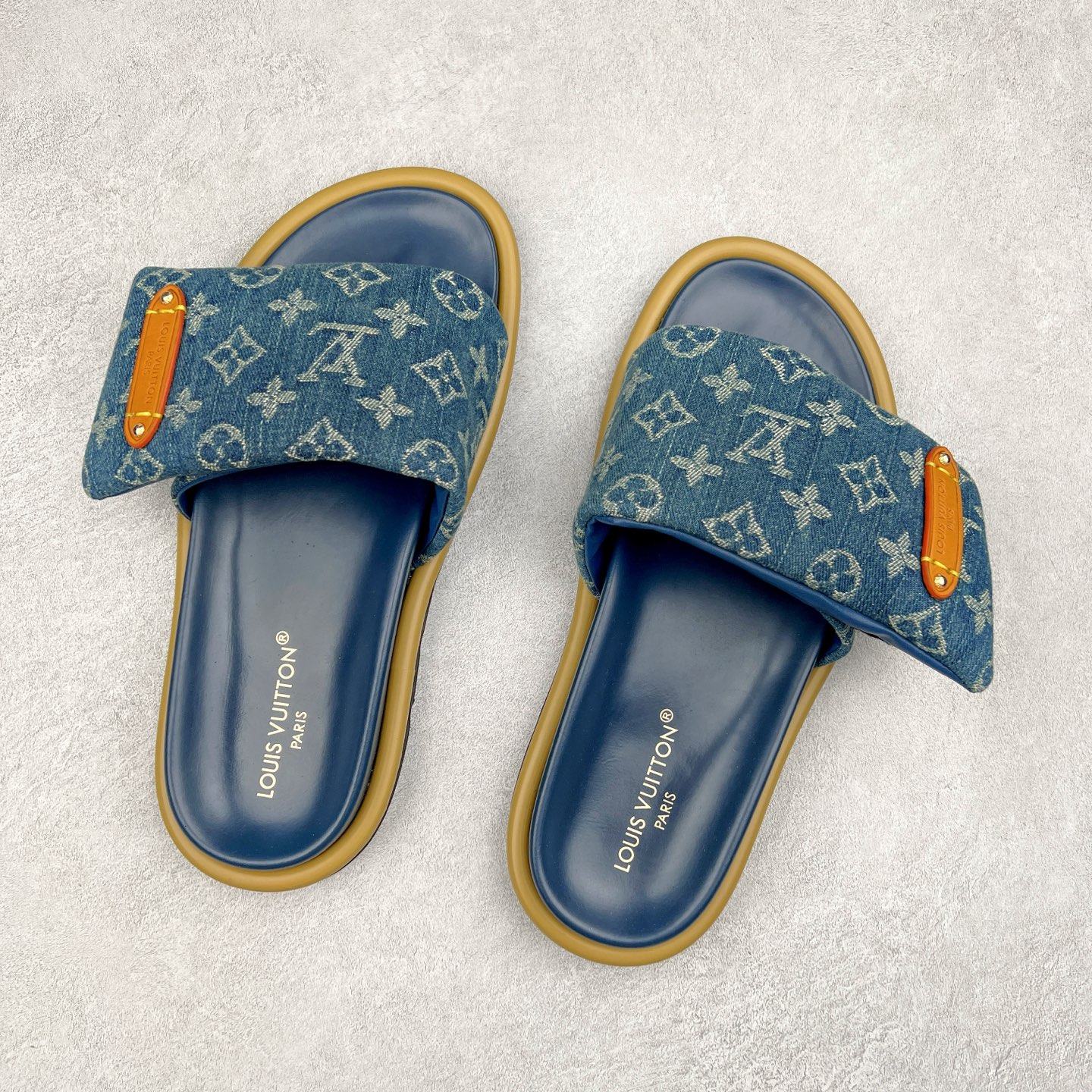 图片[3]-Louis Vuitton lv 2024专柜 春夏新款 最高限定专柜上新 LV情侣厚底魔术贴拖鞋明星同款 网红博主推荐 原版开模 代购版本 Lv 原版3D打印老花 内里海绵 水台4.5CM 原版私膜 真皮大底 全套专柜包装尺码：35 36 37 38 39 40 41 42 43 44-选品中心