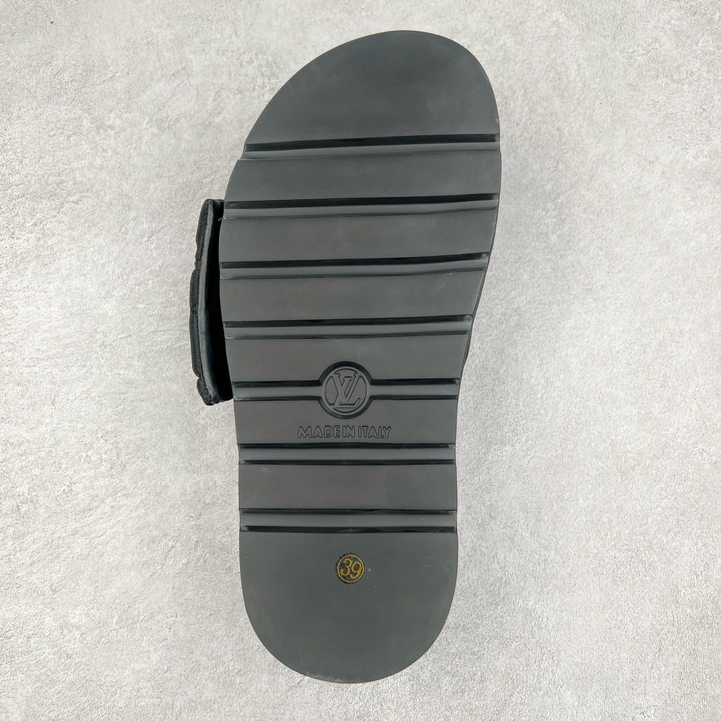 图片[9]-Louis Vuitton lv 2024专柜 春夏新款 最高限定专柜上新 LV情侣厚底魔术贴拖鞋明星同款 网红博主推荐 原版开模 代购版本 Lv 原版3D打印老花 内里海绵 水台4.5CM 原版私膜 真皮大底 全套专柜包装尺码：35 36 37 38 39 40 41 42 43 44-选品中心