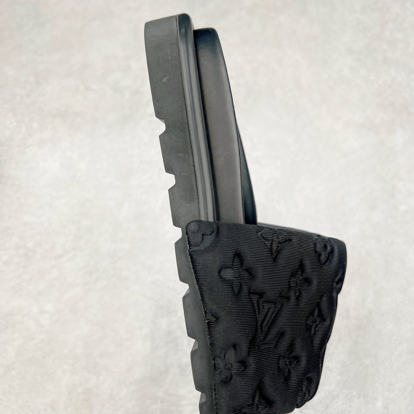 图片[6]-Louis Vuitton lv 2024专柜 春夏新款 最高限定专柜上新 LV情侣厚底魔术贴拖鞋明星同款 网红博主推荐 原版开模 代购版本 Lv 原版3D打印老花 内里海绵 水台4.5CM 原版私膜 真皮大底 全套专柜包装尺码：35 36 37 38 39 40 41 42 43 44-选品中心