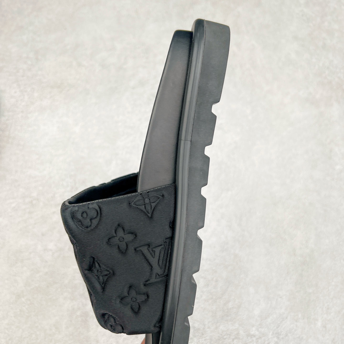 图片[7]-Louis Vuitton lv 2024专柜 春夏新款 最高限定专柜上新 LV情侣厚底魔术贴拖鞋明星同款 网红博主推荐 原版开模 代购版本 Lv 原版3D打印老花 内里海绵 水台4.5CM 原版私膜 真皮大底 全套专柜包装尺码：35 36 37 38 39 40 41 42 43 44-选品中心