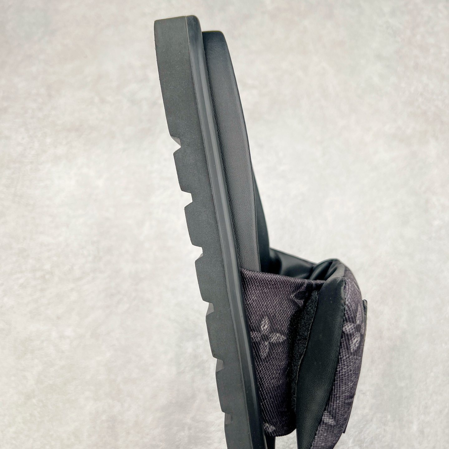 图片[6]-Louis Vuitton lv 2024专柜 春夏新款 最高限定专柜上新 LV情侣厚底魔术贴拖鞋明星同款 网红博主推荐 原版开模 代购版本 Lv 原版3D打印老花 内里海绵 水台4.5CM 原版私膜 真皮大底 全套专柜包装尺码：35 36 37 38 39 40 41 42 43 44-选品中心