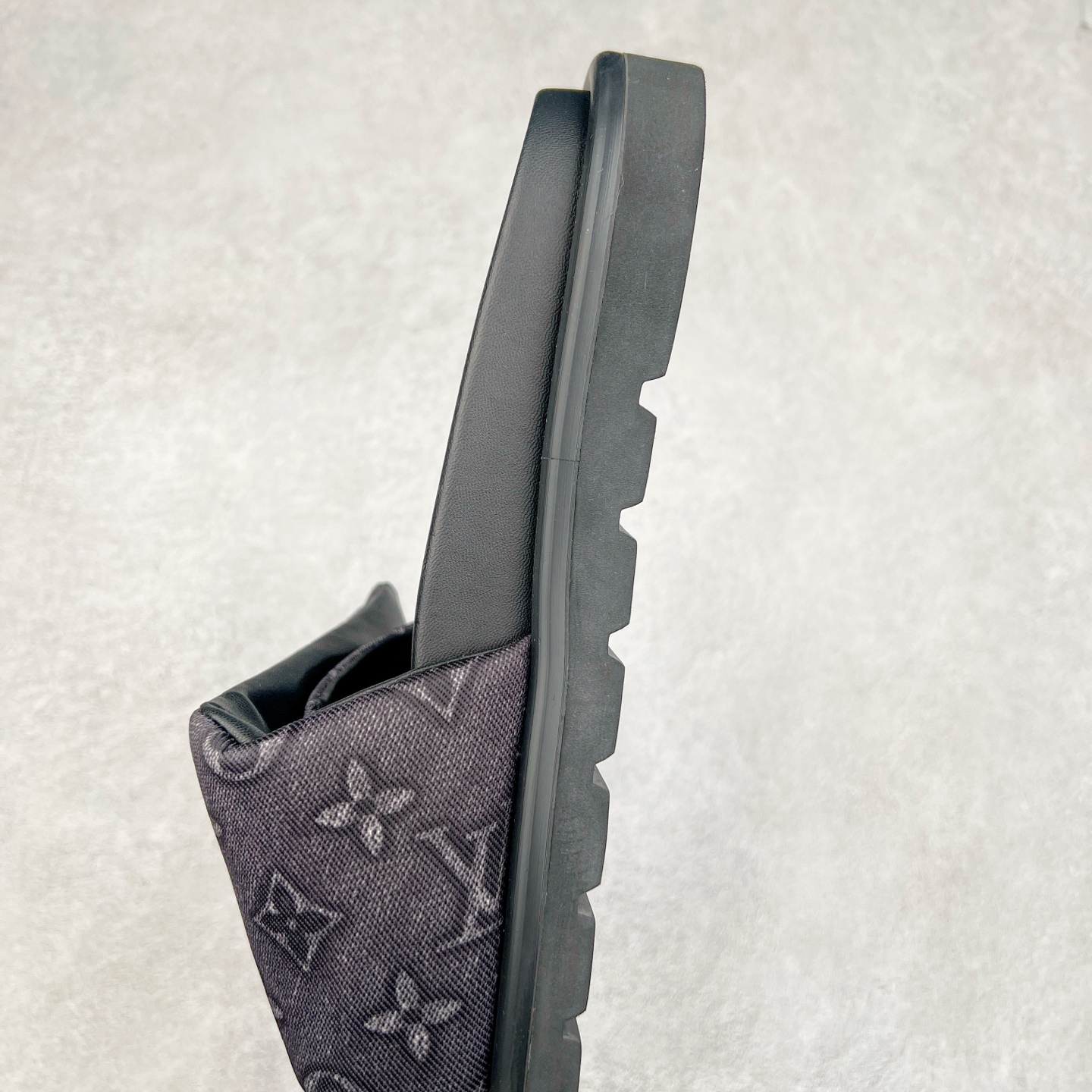 图片[7]-Louis Vuitton lv 2024专柜 春夏新款 最高限定专柜上新 LV情侣厚底魔术贴拖鞋明星同款 网红博主推荐 原版开模 代购版本 Lv 原版3D打印老花 内里海绵 水台4.5CM 原版私膜 真皮大底 全套专柜包装尺码：35 36 37 38 39 40 41 42 43 44-选品中心