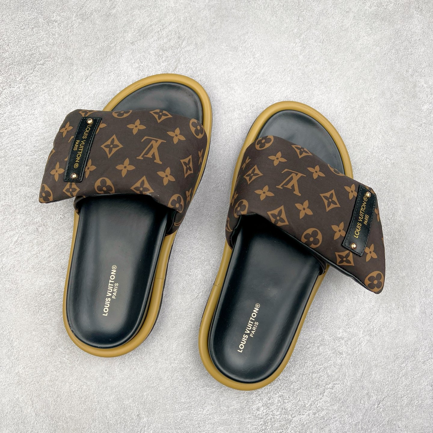 图片[3]-Louis Vuitton lv 2024专柜 春夏新款 最高限定专柜上新 LV情侣厚底魔术贴拖鞋明星同款 网红博主推荐 原版开模 代购版本 Lv 原版3D打印老花 内里海绵 水台4.5CM 原版私膜 真皮大底 全套专柜包装尺码：35 36 37 38 39 40 41 42 43 44-选品中心