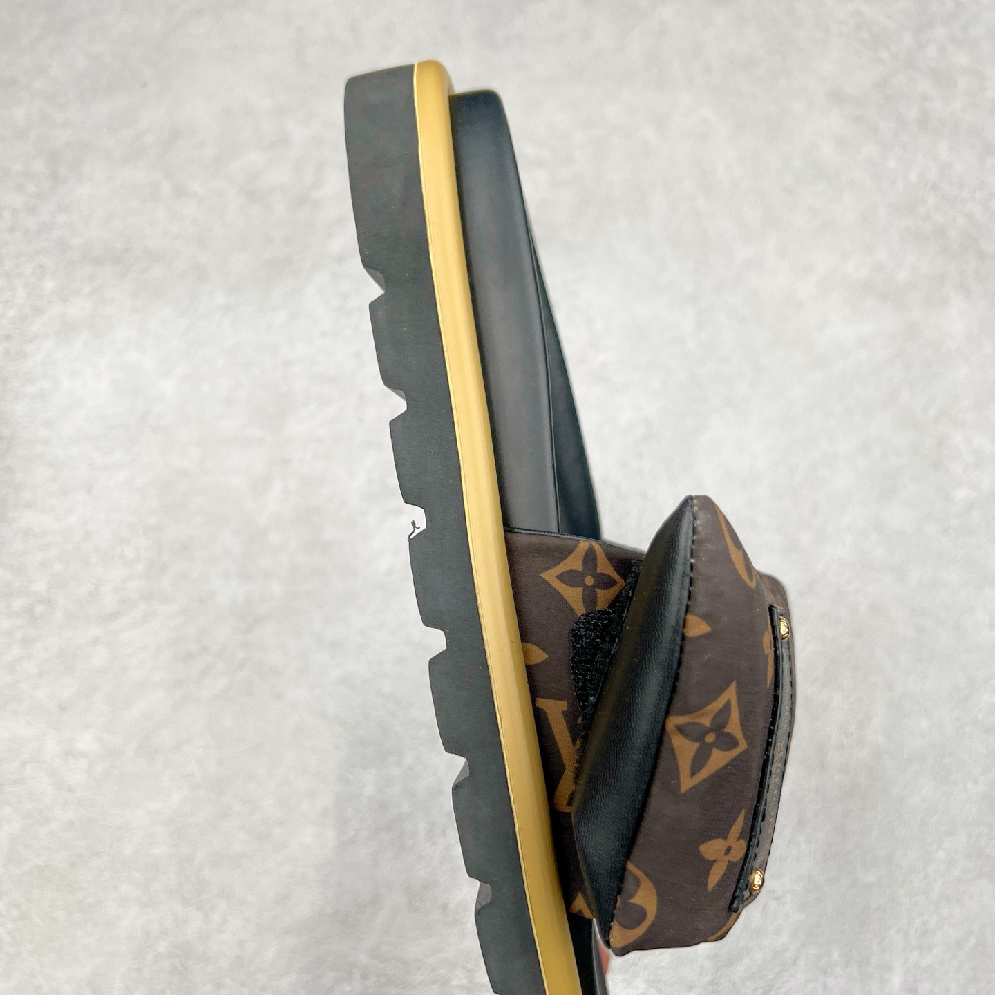 图片[6]-Louis Vuitton lv 2024专柜 春夏新款 最高限定专柜上新 LV情侣厚底魔术贴拖鞋明星同款 网红博主推荐 原版开模 代购版本 Lv 原版3D打印老花 内里海绵 水台4.5CM 原版私膜 真皮大底 全套专柜包装尺码：35 36 37 38 39 40 41 42 43 44-选品中心