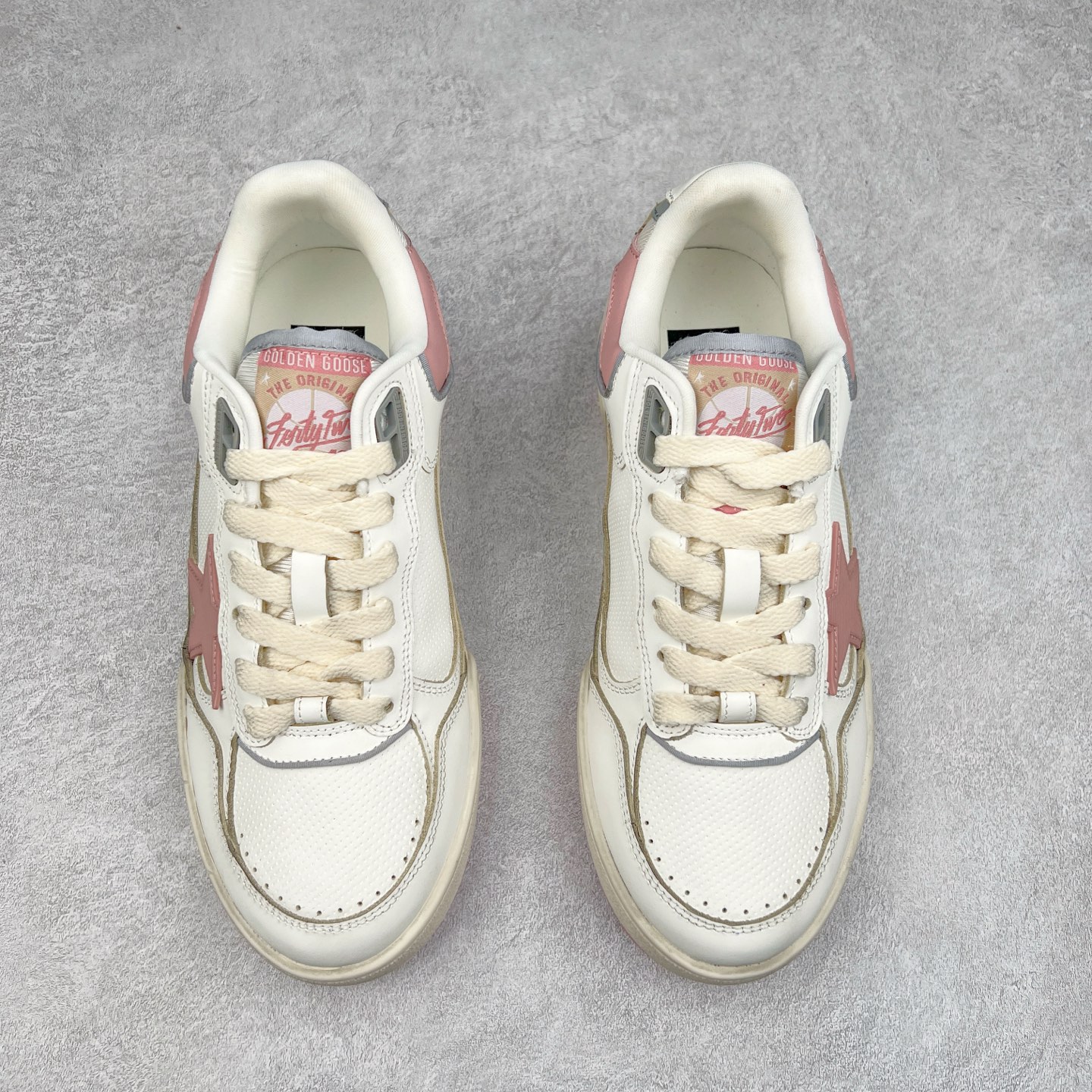 图片[2]-GGDB Golden Goose Deluxe Brand Forty2 2025春季新款厚底星星板鞋小脏鞋 新款厚底脏脏鞋情侣款休闲板鞋时尚百搭星星小白鞋 ！ GGDB新色小脏鞋火红程度比小白鞋还要早，打破传统审美，小脏鞋做到了！明星私服上脚示范 就是这么百搭 ！再也不用担心洗鞋的问题啦！进口牛皮鞋面，毛巾布+透气网里，Tpu大底橡胶组合大底配意大利进口高发泡沿条！独家开模乳胶垫 3.5cm内增高鞋垫，内增高藏的特别好，一般人不会发现我们有内增高，鞋垫是单独的，可以取出！鞋子手工打磨上色，做旧效果超级复古！最新配色！配全套包装防尘袋！尺码：35 36 37 38 39 40 41 42 43 44-选品中心