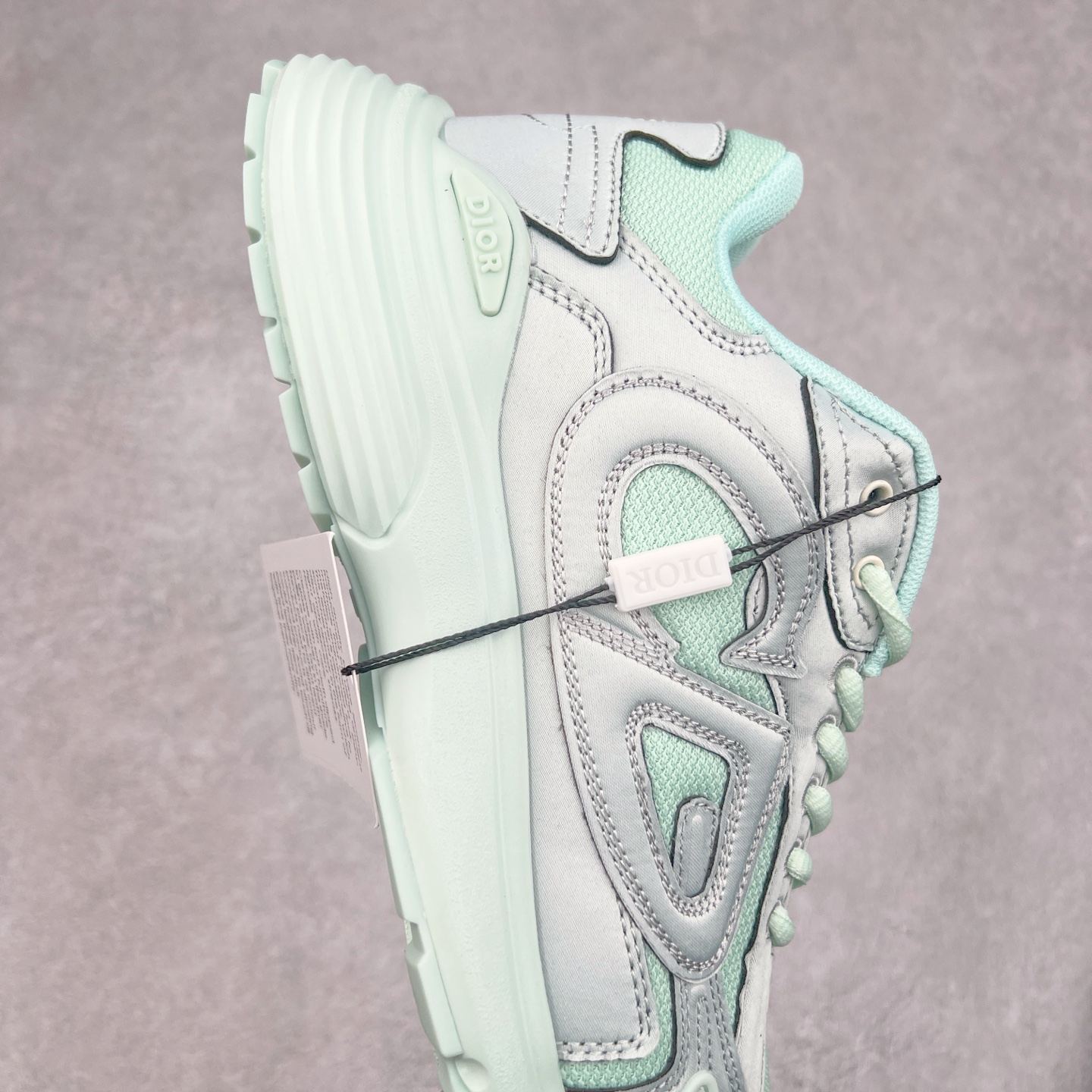 图片[6]-Dior x Stone Island 迪奥石头岛联名款B30系列休闲运动鞋老爹鞋 这次精彩的合作堪称一场别开生面的对话，展现了非凡的创意。金•琼斯 （KIM JONES）倾情呈献 DIOR AND STONEISLAND 限定系列，经典罗盘玫瑰与 DIOR 徽标相互融合 该款系列采用黑网色眼织物白和色科技料面精心制作，作饰以反光“CD30”图形标志，外格轻盈的刻雕效果橡胶鞋搭底配标志性点的缀提升格调，内弹部力细节塑造想理的舒适穿着体验可与各休式闲造型配搭，彰显尚时现代的运风动范 尺码：38 39 40 41 42 43 44 45 46 47-选品中心