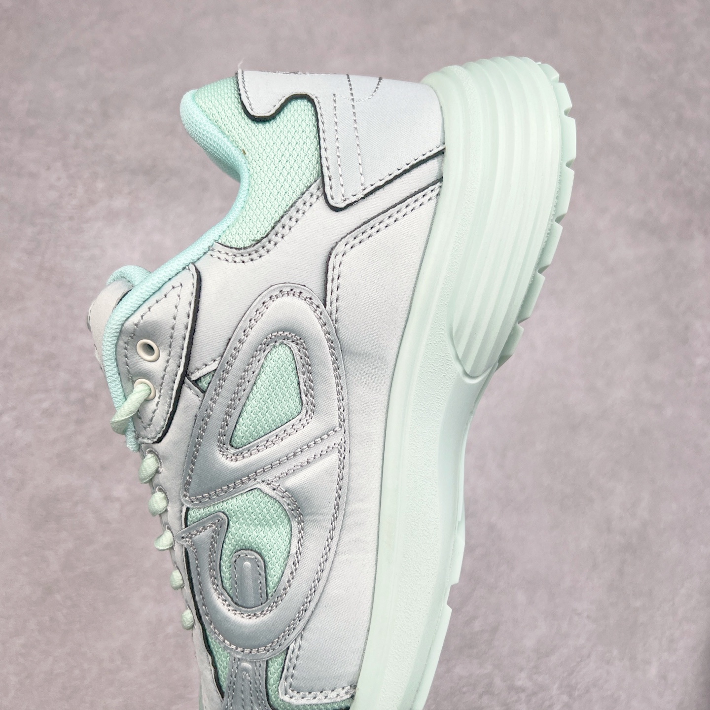 图片[7]-Dior x Stone Island 迪奥石头岛联名款B30系列休闲运动鞋老爹鞋 这次精彩的合作堪称一场别开生面的对话，展现了非凡的创意。金•琼斯 （KIM JONES）倾情呈献 DIOR AND STONEISLAND 限定系列，经典罗盘玫瑰与 DIOR 徽标相互融合 该款系列采用黑网色眼织物白和色科技料面精心制作，作饰以反光“CD30”图形标志，外格轻盈的刻雕效果橡胶鞋搭底配标志性点的缀提升格调，内弹部力细节塑造想理的舒适穿着体验可与各休式闲造型配搭，彰显尚时现代的运风动范 尺码：38 39 40 41 42 43 44 45 46 47-选品中心