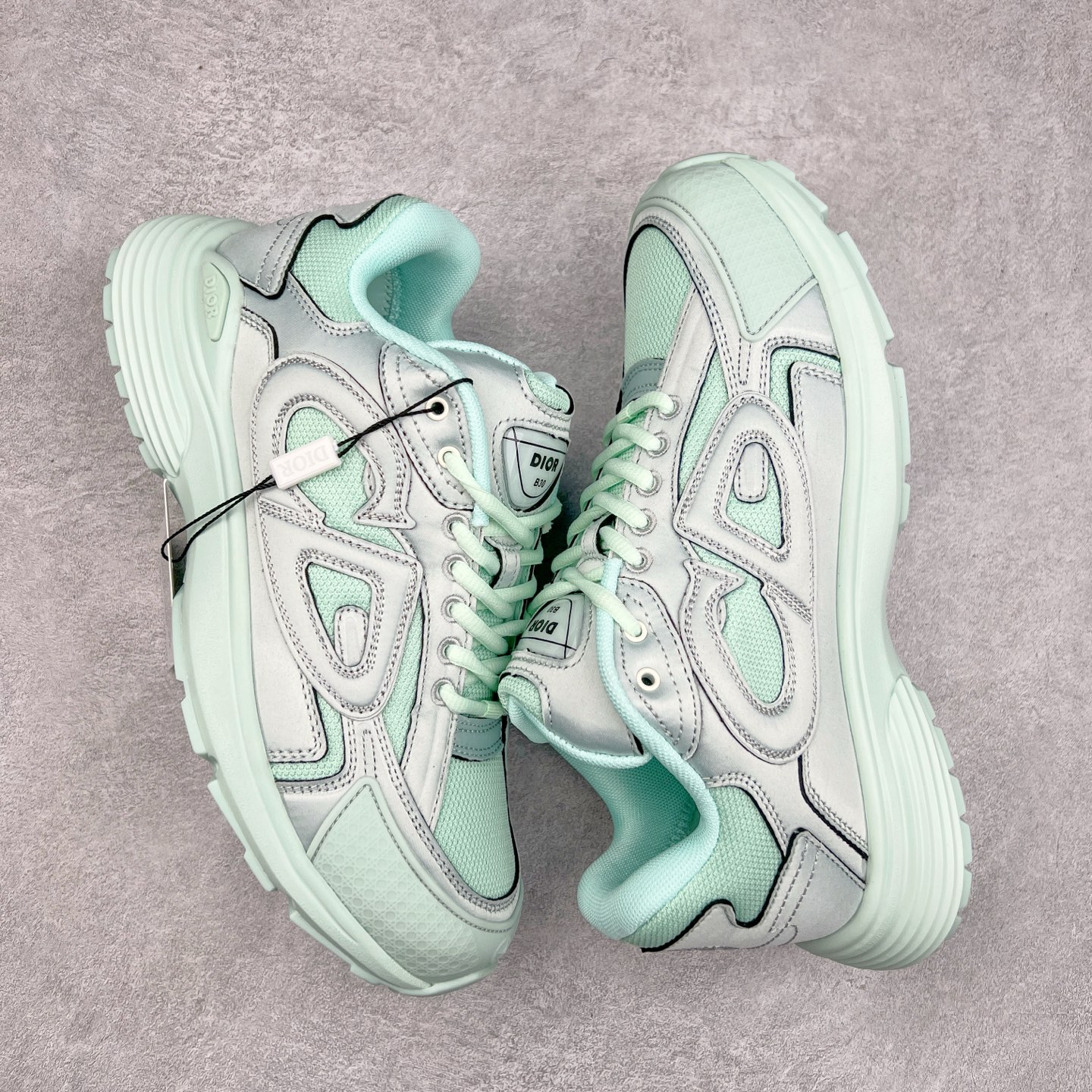 图片[3]-Dior x Stone Island 迪奥石头岛联名款B30系列休闲运动鞋老爹鞋 这次精彩的合作堪称一场别开生面的对话，展现了非凡的创意。金•琼斯 （KIM JONES）倾情呈献 DIOR AND STONEISLAND 限定系列，经典罗盘玫瑰与 DIOR 徽标相互融合 该款系列采用黑网色眼织物白和色科技料面精心制作，作饰以反光“CD30”图形标志，外格轻盈的刻雕效果橡胶鞋搭底配标志性点的缀提升格调，内弹部力细节塑造想理的舒适穿着体验可与各休式闲造型配搭，彰显尚时现代的运风动范 尺码：38 39 40 41 42 43 44 45 46 47-选品中心