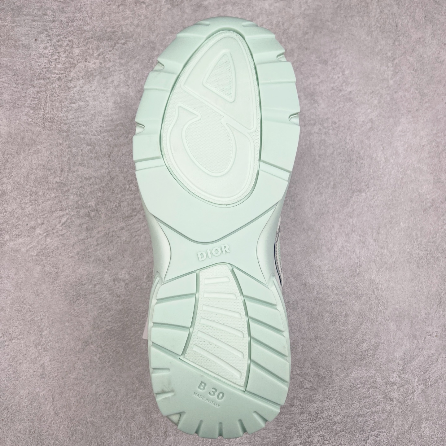 图片[9]-Dior x Stone Island 迪奥石头岛联名款B30系列休闲运动鞋老爹鞋 这次精彩的合作堪称一场别开生面的对话，展现了非凡的创意。金•琼斯 （KIM JONES）倾情呈献 DIOR AND STONEISLAND 限定系列，经典罗盘玫瑰与 DIOR 徽标相互融合 该款系列采用黑网色眼织物白和色科技料面精心制作，作饰以反光“CD30”图形标志，外格轻盈的刻雕效果橡胶鞋搭底配标志性点的缀提升格调，内弹部力细节塑造想理的舒适穿着体验可与各休式闲造型配搭，彰显尚时现代的运风动范 尺码：38 39 40 41 42 43 44 45 46 47-选品中心