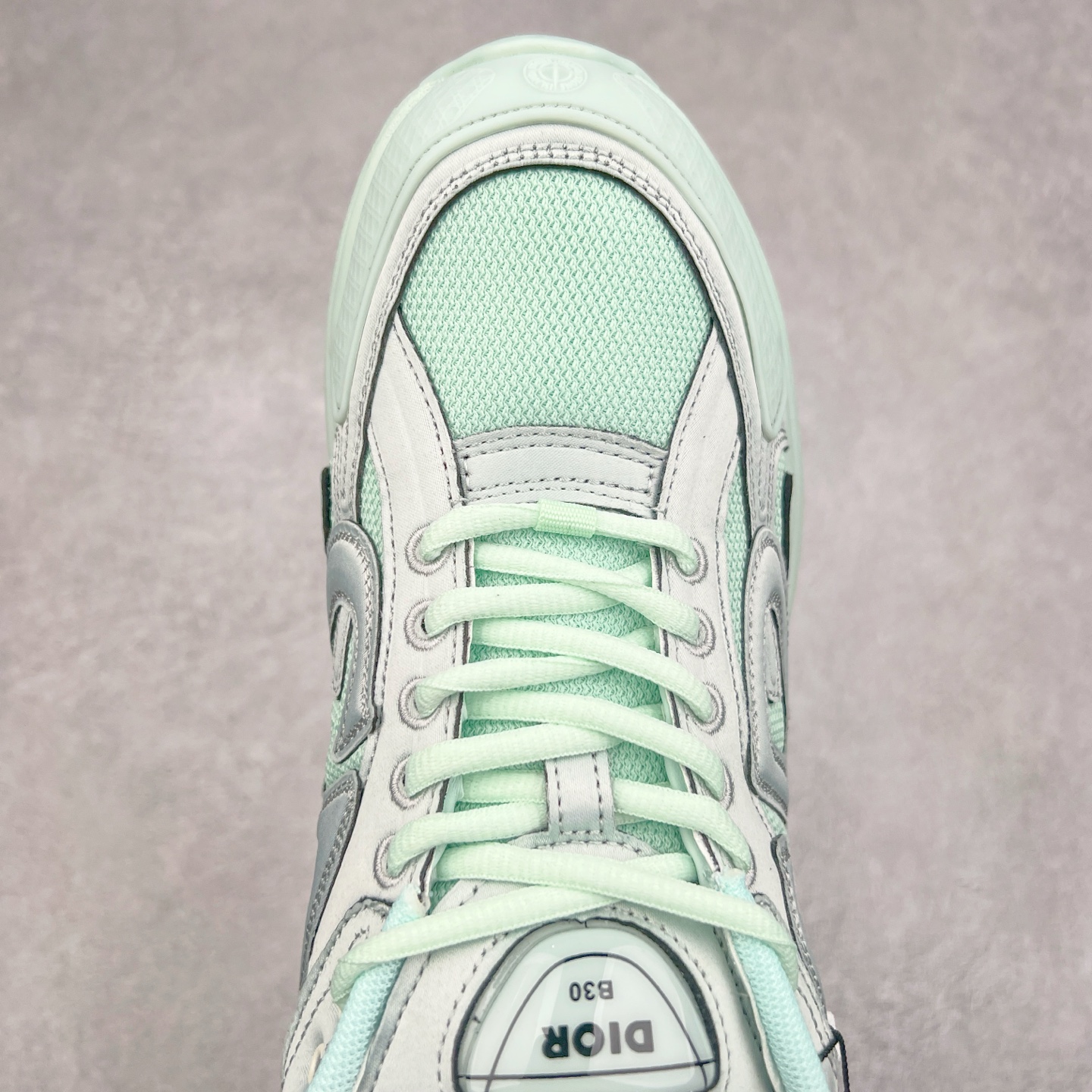 图片[4]-Dior x Stone Island 迪奥石头岛联名款B30系列休闲运动鞋老爹鞋 这次精彩的合作堪称一场别开生面的对话，展现了非凡的创意。金•琼斯 （KIM JONES）倾情呈献 DIOR AND STONEISLAND 限定系列，经典罗盘玫瑰与 DIOR 徽标相互融合 该款系列采用黑网色眼织物白和色科技料面精心制作，作饰以反光“CD30”图形标志，外格轻盈的刻雕效果橡胶鞋搭底配标志性点的缀提升格调，内弹部力细节塑造想理的舒适穿着体验可与各休式闲造型配搭，彰显尚时现代的运风动范 尺码：38 39 40 41 42 43 44 45 46 47-选品中心