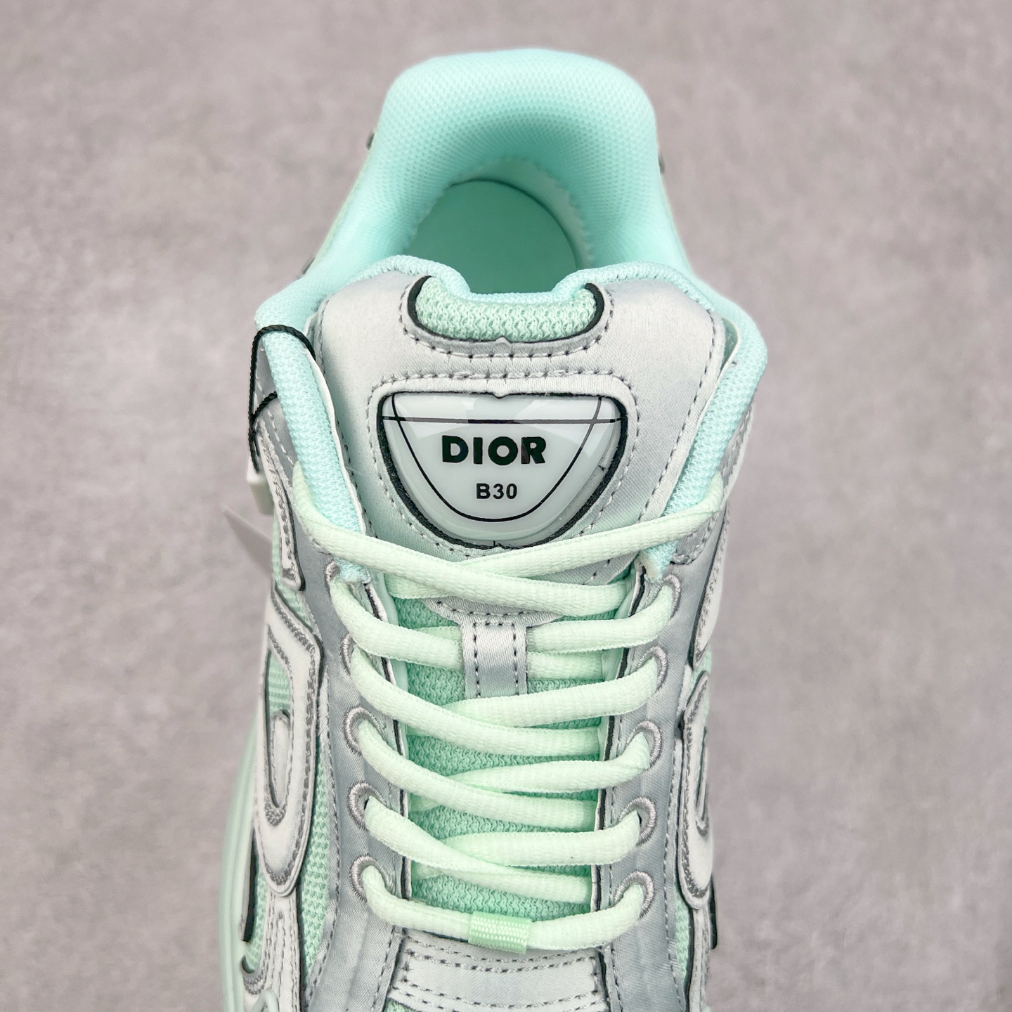 图片[5]-Dior x Stone Island 迪奥石头岛联名款B30系列休闲运动鞋老爹鞋 这次精彩的合作堪称一场别开生面的对话，展现了非凡的创意。金•琼斯 （KIM JONES）倾情呈献 DIOR AND STONEISLAND 限定系列，经典罗盘玫瑰与 DIOR 徽标相互融合 该款系列采用黑网色眼织物白和色科技料面精心制作，作饰以反光“CD30”图形标志，外格轻盈的刻雕效果橡胶鞋搭底配标志性点的缀提升格调，内弹部力细节塑造想理的舒适穿着体验可与各休式闲造型配搭，彰显尚时现代的运风动范 尺码：38 39 40 41 42 43 44 45 46 47-选品中心