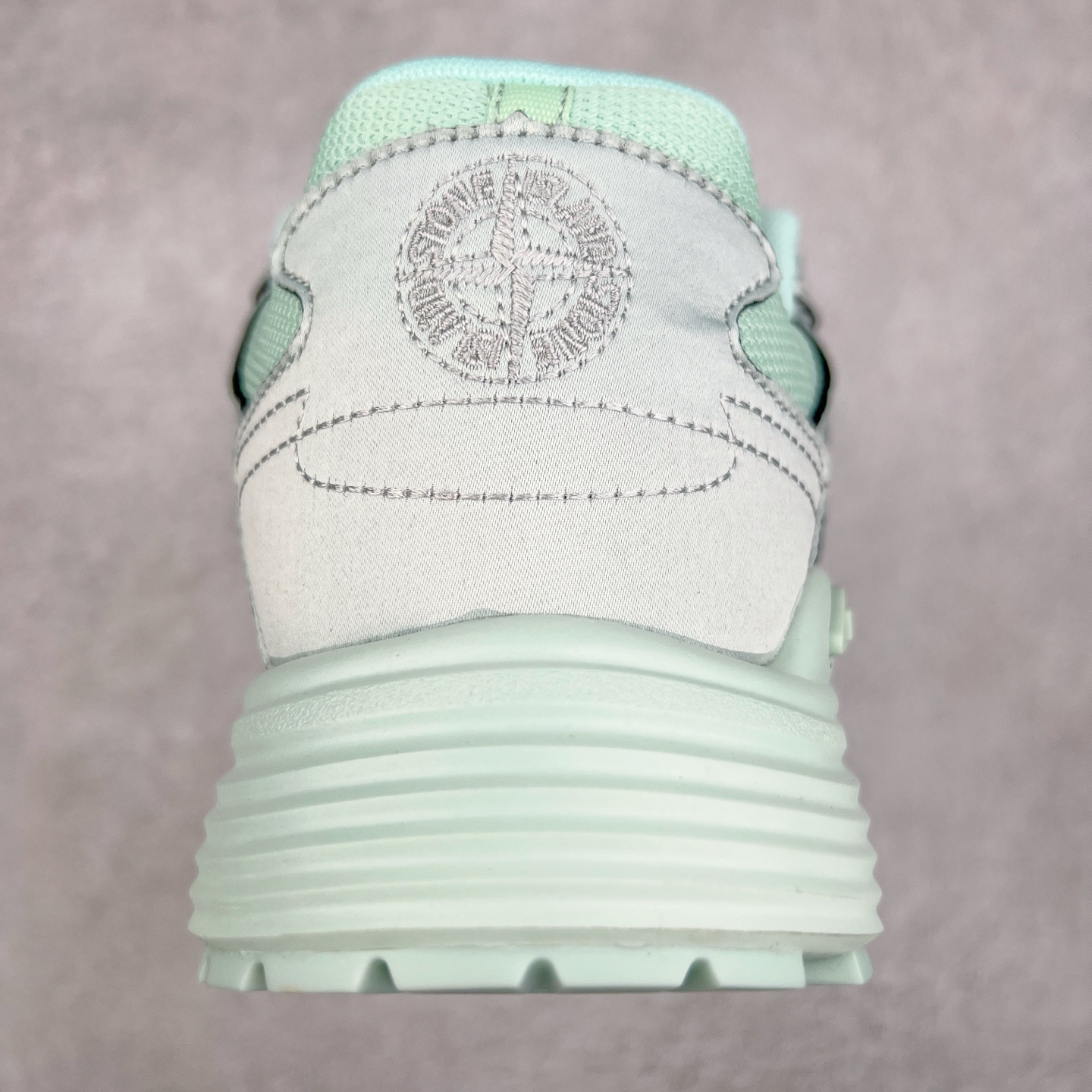 图片[8]-Dior x Stone Island 迪奥石头岛联名款B30系列休闲运动鞋老爹鞋 这次精彩的合作堪称一场别开生面的对话，展现了非凡的创意。金•琼斯 （KIM JONES）倾情呈献 DIOR AND STONEISLAND 限定系列，经典罗盘玫瑰与 DIOR 徽标相互融合 该款系列采用黑网色眼织物白和色科技料面精心制作，作饰以反光“CD30”图形标志，外格轻盈的刻雕效果橡胶鞋搭底配标志性点的缀提升格调，内弹部力细节塑造想理的舒适穿着体验可与各休式闲造型配搭，彰显尚时现代的运风动范 尺码：38 39 40 41 42 43 44 45 46 47-选品中心