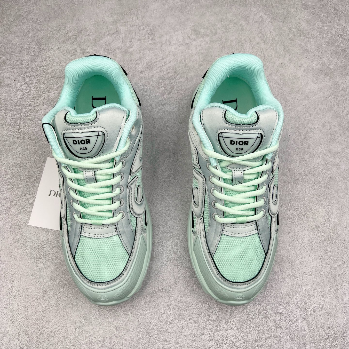 图片[2]-Dior x Stone Island 迪奥石头岛联名款B30系列休闲运动鞋老爹鞋 这次精彩的合作堪称一场别开生面的对话，展现了非凡的创意。金•琼斯 （KIM JONES）倾情呈献 DIOR AND STONEISLAND 限定系列，经典罗盘玫瑰与 DIOR 徽标相互融合 该款系列采用黑网色眼织物白和色科技料面精心制作，作饰以反光“CD30”图形标志，外格轻盈的刻雕效果橡胶鞋搭底配标志性点的缀提升格调，内弹部力细节塑造想理的舒适穿着体验可与各休式闲造型配搭，彰显尚时现代的运风动范 尺码：38 39 40 41 42 43 44 45 46 47-选品中心