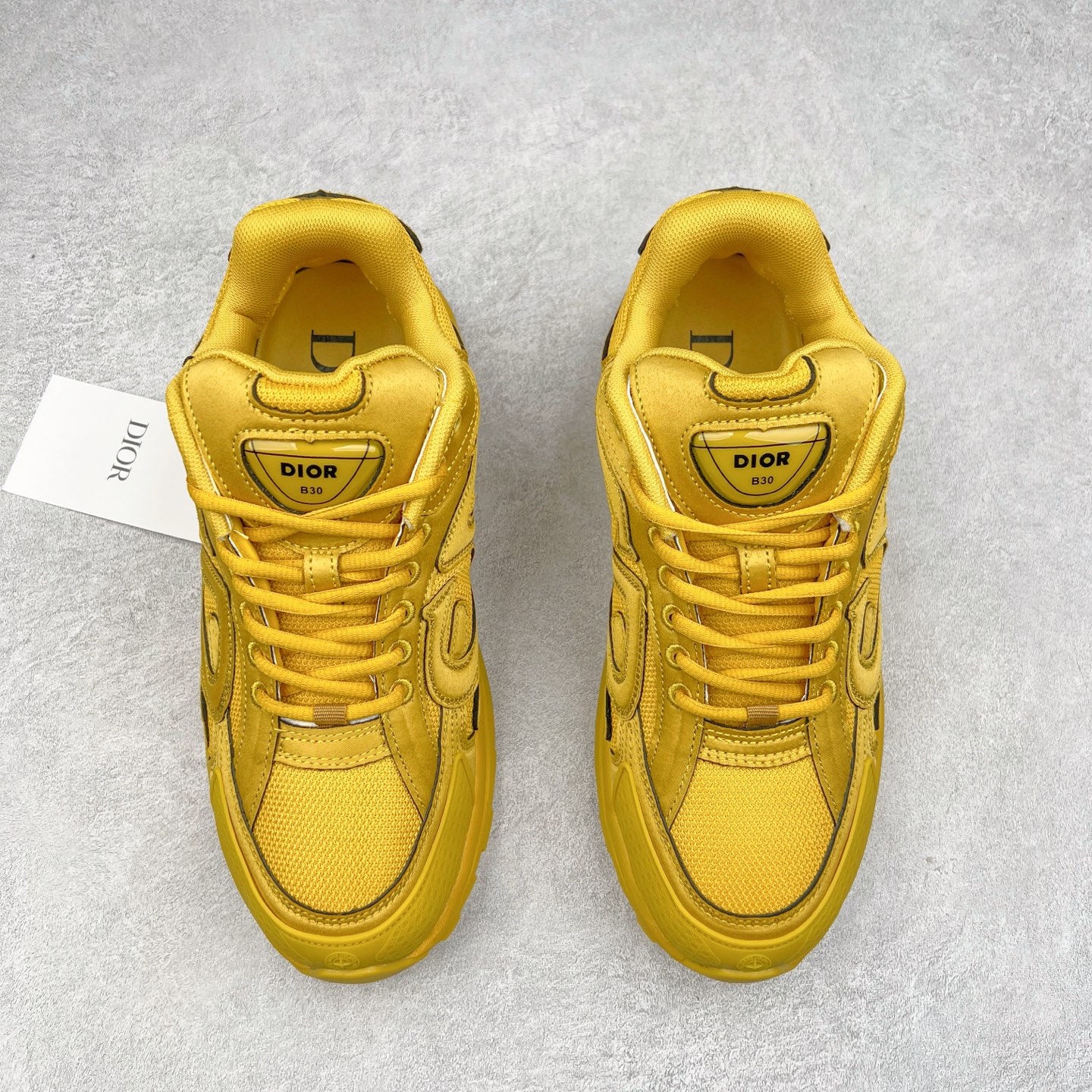 图片[2]-Dior x Stone Island 迪奥石头岛联名款B30系列休闲运动鞋老爹鞋 这次精彩的合作堪称一场别开生面的对话，展现了非凡的创意。金•琼斯 （KIM JONES）倾情呈献 DIOR AND STONEISLAND 限定系列，经典罗盘玫瑰与 DIOR 徽标相互融合 该款系列采用黑网色眼织物白和色科技料面精心制作，作饰以反光“CD30”图形标志，外格轻盈的刻雕效果橡胶鞋搭底配标志性点的缀提升格调，内弹部力细节塑造想理的舒适穿着体验可与各休式闲造型配搭，彰显尚时现代的运风动范 尺码：38 39 40 41 42 43 44 45 46 47-选品中心