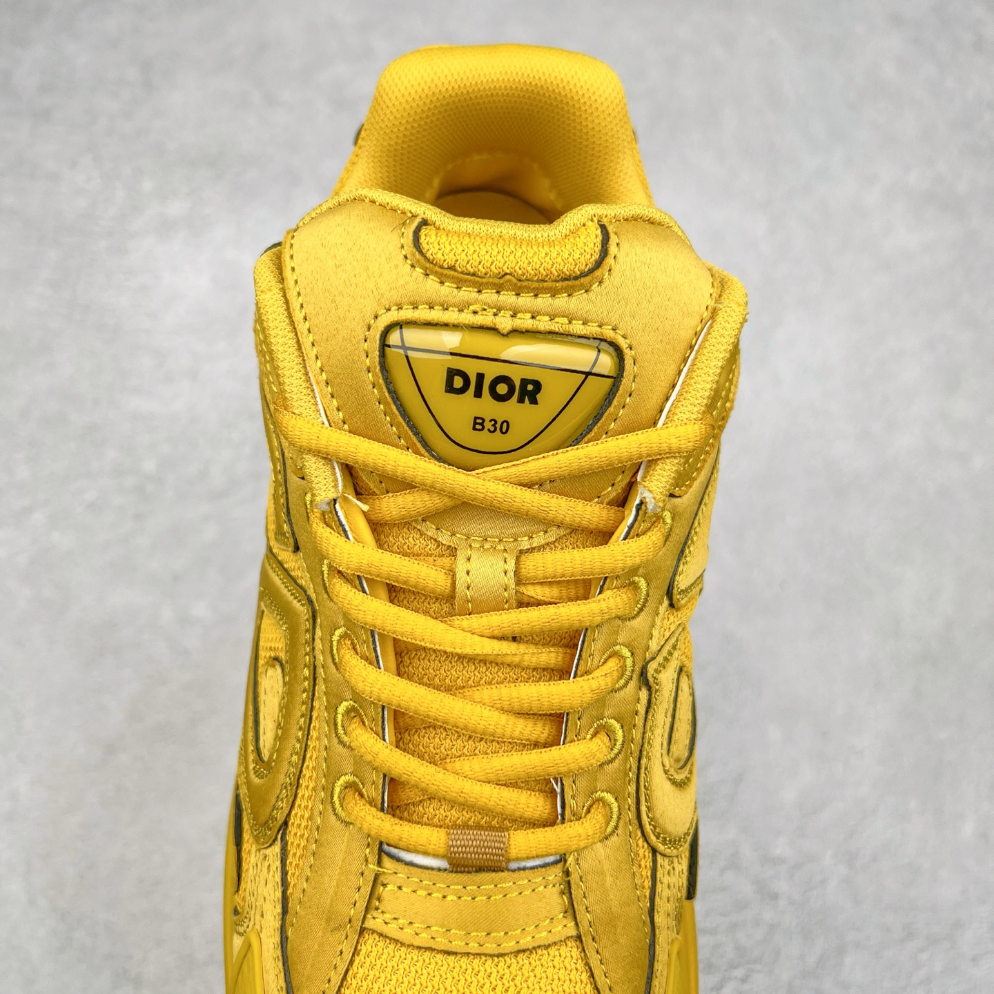 图片[5]-Dior x Stone Island 迪奥石头岛联名款B30系列休闲运动鞋老爹鞋 这次精彩的合作堪称一场别开生面的对话，展现了非凡的创意。金•琼斯 （KIM JONES）倾情呈献 DIOR AND STONEISLAND 限定系列，经典罗盘玫瑰与 DIOR 徽标相互融合 该款系列采用黑网色眼织物白和色科技料面精心制作，作饰以反光“CD30”图形标志，外格轻盈的刻雕效果橡胶鞋搭底配标志性点的缀提升格调，内弹部力细节塑造想理的舒适穿着体验可与各休式闲造型配搭，彰显尚时现代的运风动范 尺码：38 39 40 41 42 43 44 45 46 47-选品中心