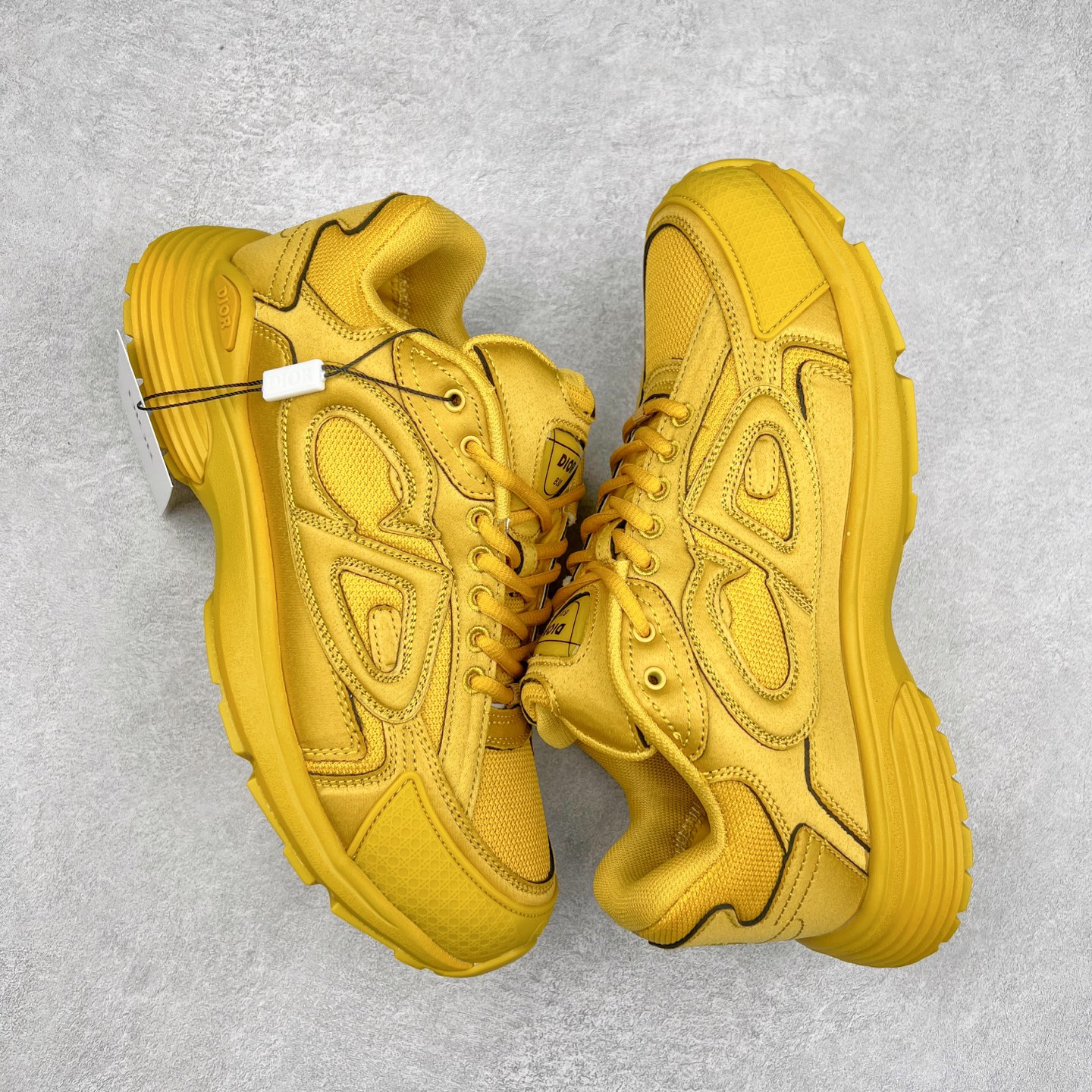 图片[3]-Dior x Stone Island 迪奥石头岛联名款B30系列休闲运动鞋老爹鞋 这次精彩的合作堪称一场别开生面的对话，展现了非凡的创意。金•琼斯 （KIM JONES）倾情呈献 DIOR AND STONEISLAND 限定系列，经典罗盘玫瑰与 DIOR 徽标相互融合 该款系列采用黑网色眼织物白和色科技料面精心制作，作饰以反光“CD30”图形标志，外格轻盈的刻雕效果橡胶鞋搭底配标志性点的缀提升格调，内弹部力细节塑造想理的舒适穿着体验可与各休式闲造型配搭，彰显尚时现代的运风动范 尺码：38 39 40 41 42 43 44 45 46 47-选品中心