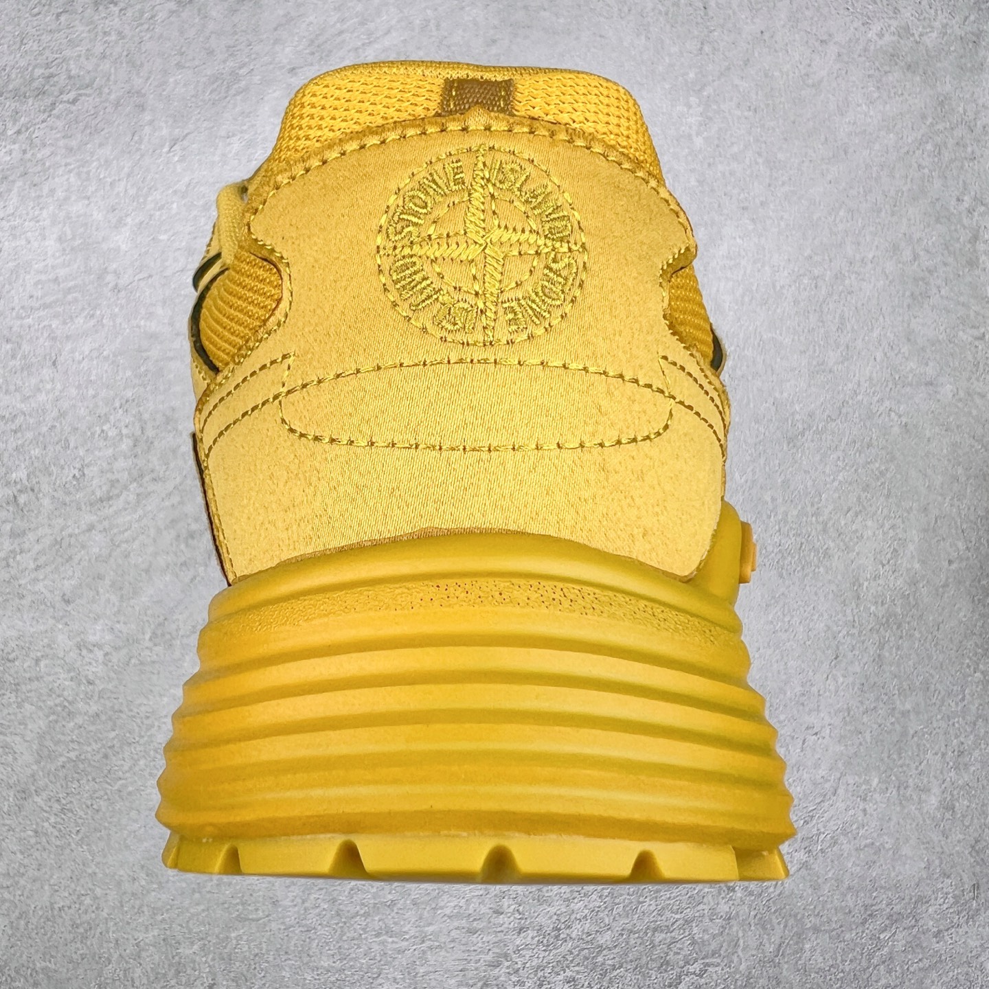 图片[8]-Dior x Stone Island 迪奥石头岛联名款B30系列休闲运动鞋老爹鞋 这次精彩的合作堪称一场别开生面的对话，展现了非凡的创意。金•琼斯 （KIM JONES）倾情呈献 DIOR AND STONEISLAND 限定系列，经典罗盘玫瑰与 DIOR 徽标相互融合 该款系列采用黑网色眼织物白和色科技料面精心制作，作饰以反光“CD30”图形标志，外格轻盈的刻雕效果橡胶鞋搭底配标志性点的缀提升格调，内弹部力细节塑造想理的舒适穿着体验可与各休式闲造型配搭，彰显尚时现代的运风动范 尺码：38 39 40 41 42 43 44 45 46 47-选品中心