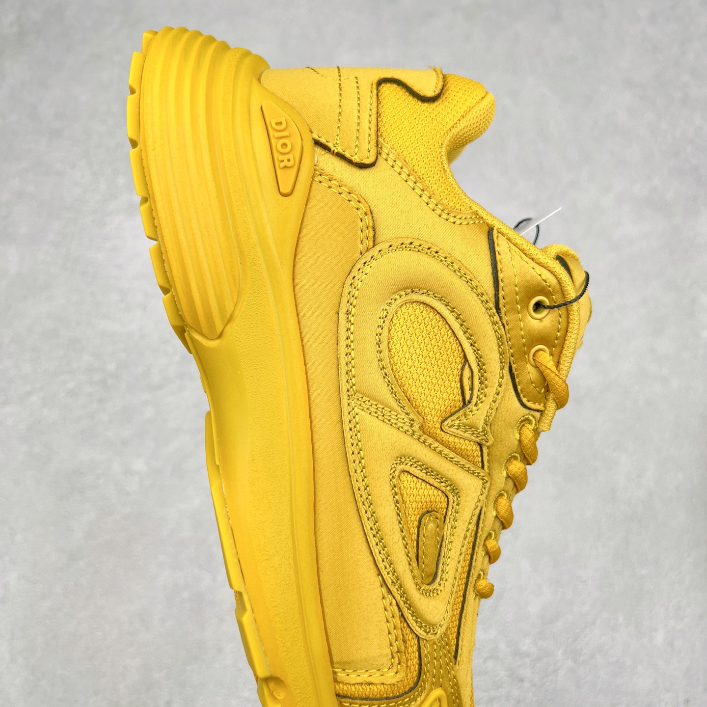 图片[6]-Dior x Stone Island 迪奥石头岛联名款B30系列休闲运动鞋老爹鞋 这次精彩的合作堪称一场别开生面的对话，展现了非凡的创意。金•琼斯 （KIM JONES）倾情呈献 DIOR AND STONEISLAND 限定系列，经典罗盘玫瑰与 DIOR 徽标相互融合 该款系列采用黑网色眼织物白和色科技料面精心制作，作饰以反光“CD30”图形标志，外格轻盈的刻雕效果橡胶鞋搭底配标志性点的缀提升格调，内弹部力细节塑造想理的舒适穿着体验可与各休式闲造型配搭，彰显尚时现代的运风动范 尺码：38 39 40 41 42 43 44 45 46 47-选品中心