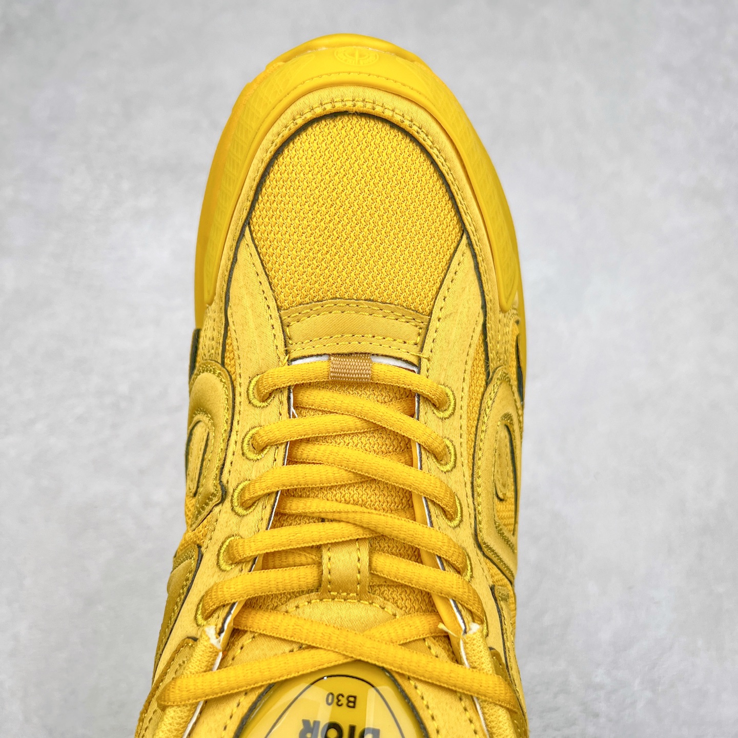 图片[4]-Dior x Stone Island 迪奥石头岛联名款B30系列休闲运动鞋老爹鞋 这次精彩的合作堪称一场别开生面的对话，展现了非凡的创意。金•琼斯 （KIM JONES）倾情呈献 DIOR AND STONEISLAND 限定系列，经典罗盘玫瑰与 DIOR 徽标相互融合 该款系列采用黑网色眼织物白和色科技料面精心制作，作饰以反光“CD30”图形标志，外格轻盈的刻雕效果橡胶鞋搭底配标志性点的缀提升格调，内弹部力细节塑造想理的舒适穿着体验可与各休式闲造型配搭，彰显尚时现代的运风动范 尺码：38 39 40 41 42 43 44 45 46 47-选品中心