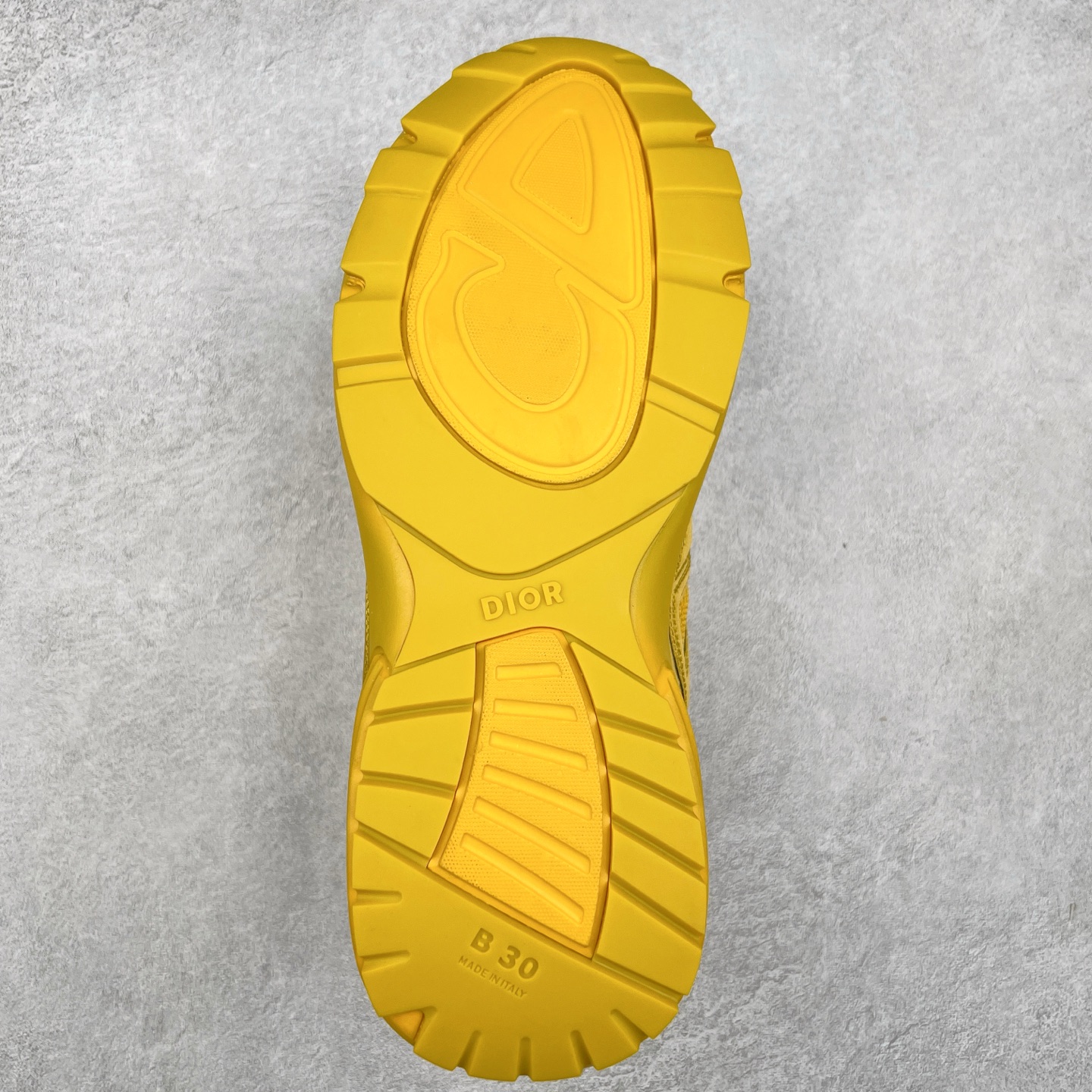 图片[9]-Dior x Stone Island 迪奥石头岛联名款B30系列休闲运动鞋老爹鞋 这次精彩的合作堪称一场别开生面的对话，展现了非凡的创意。金•琼斯 （KIM JONES）倾情呈献 DIOR AND STONEISLAND 限定系列，经典罗盘玫瑰与 DIOR 徽标相互融合 该款系列采用黑网色眼织物白和色科技料面精心制作，作饰以反光“CD30”图形标志，外格轻盈的刻雕效果橡胶鞋搭底配标志性点的缀提升格调，内弹部力细节塑造想理的舒适穿着体验可与各休式闲造型配搭，彰显尚时现代的运风动范 尺码：38 39 40 41 42 43 44 45 46 47-选品中心