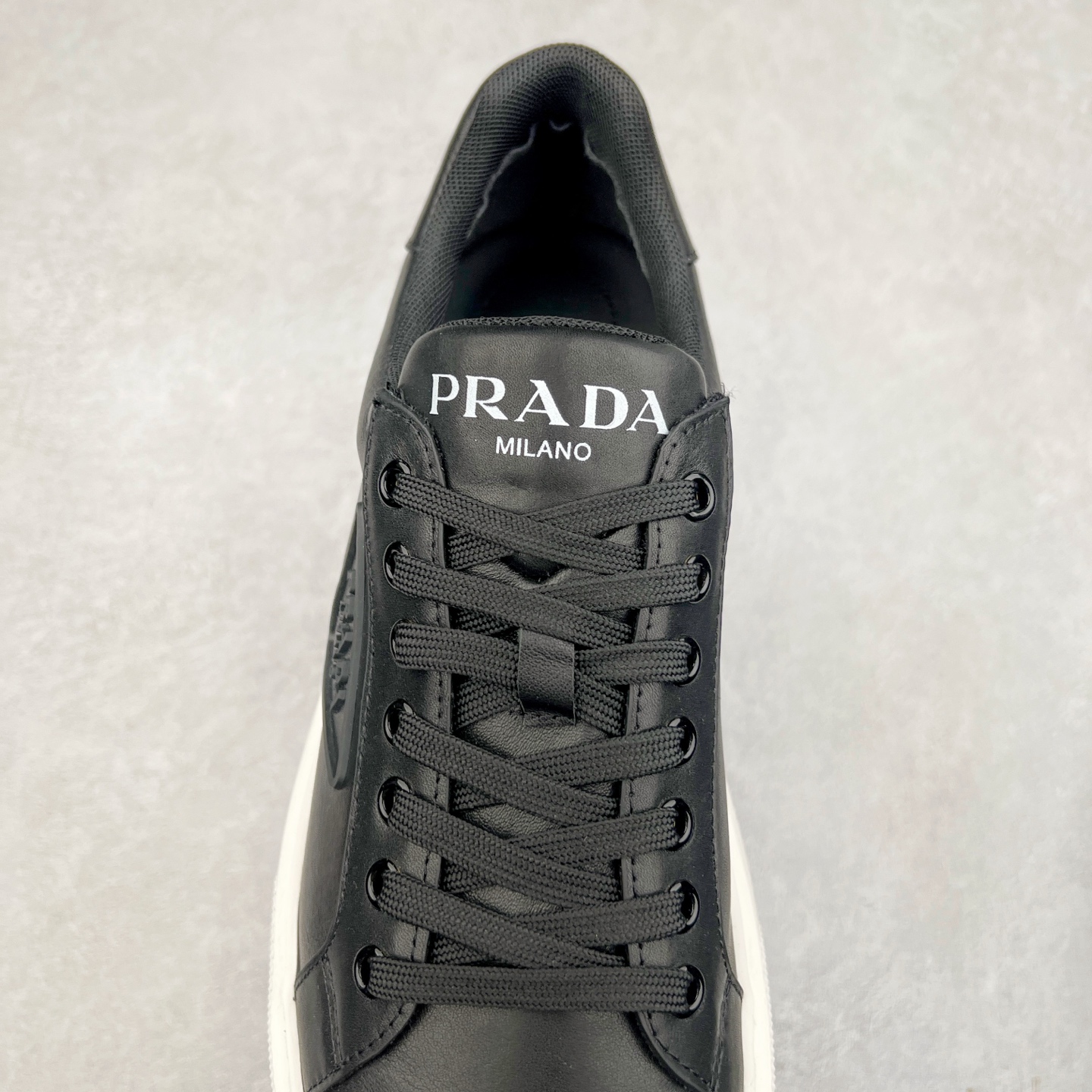 图片[5]-PRADA普拉达 厚底徽标系带运动休闲男鞋系列 #广东大厂品质 专柜同步 大气个性更潮更抢眼更追求档次，它将颠覆旧念，与您共度时尚潮人必备! 面料采用原版进口小牛皮 牛皮内里垫脚 橡胶发泡大底 轻便防滑耐磨 脚感舒适 款式耐看做工精细 配以简洁利落的鞋楦 彰显男人的果敢和硬朗 尺码：39-44（皮鞋码）-选品中心
