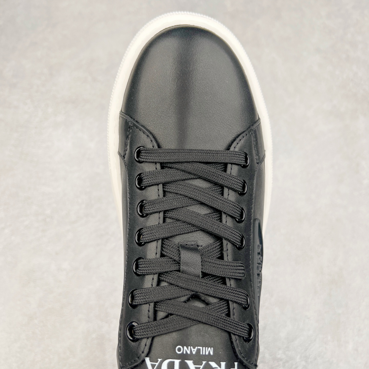 图片[4]-PRADA普拉达 厚底徽标系带运动休闲男鞋系列 #广东大厂品质 专柜同步 大气个性更潮更抢眼更追求档次，它将颠覆旧念，与您共度时尚潮人必备! 面料采用原版进口小牛皮 牛皮内里垫脚 橡胶发泡大底 轻便防滑耐磨 脚感舒适 款式耐看做工精细 配以简洁利落的鞋楦 彰显男人的果敢和硬朗 尺码：39-44（皮鞋码）-选品中心